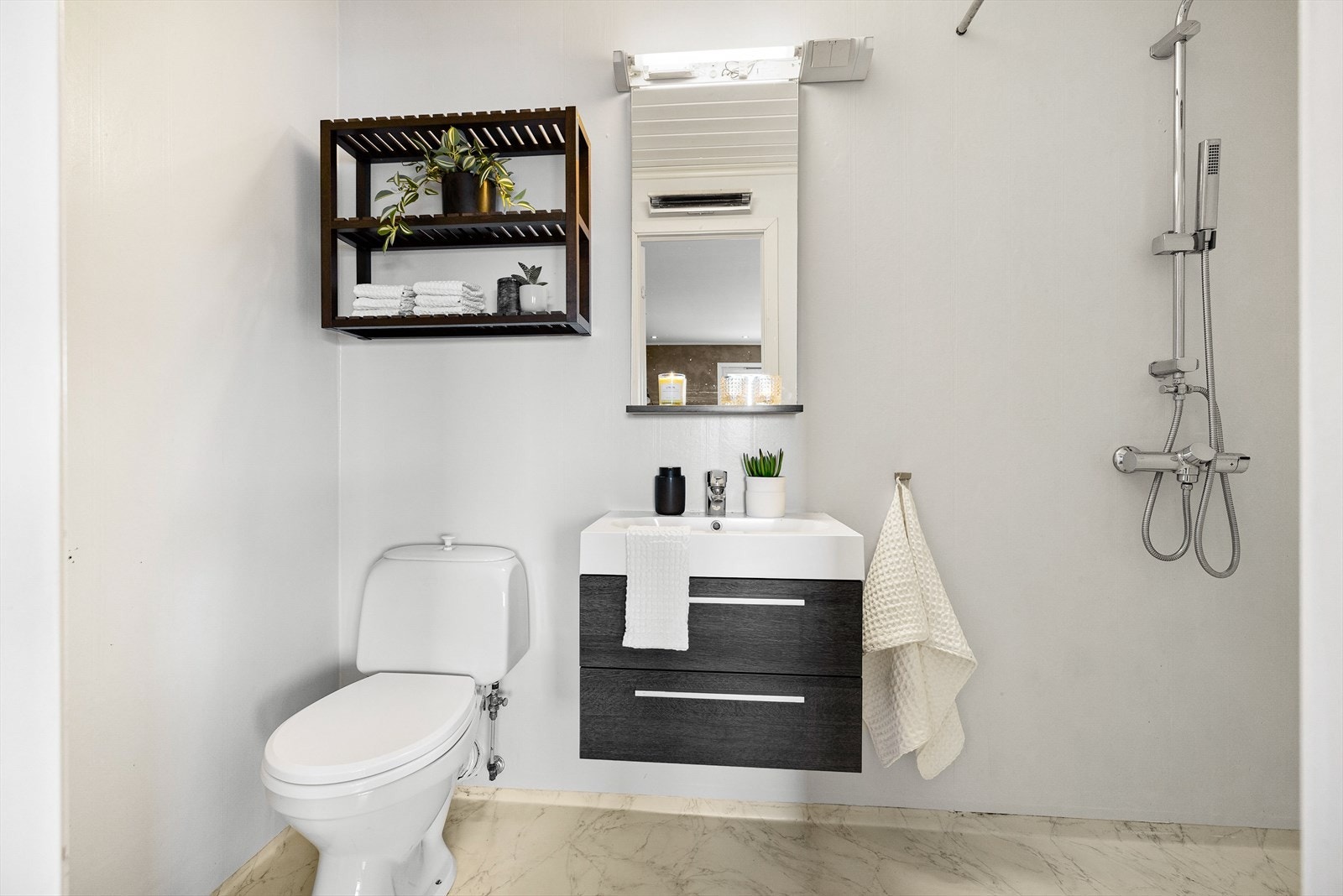 Eldre bad i 1. etasje med dusjhjørne. () Galleribilde