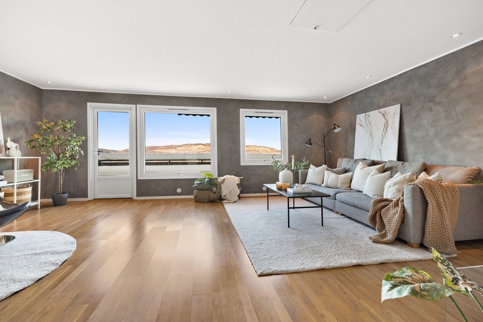 Stuen er lys og luftig med store vindusflater og utgang til veranda. () Galleribilde