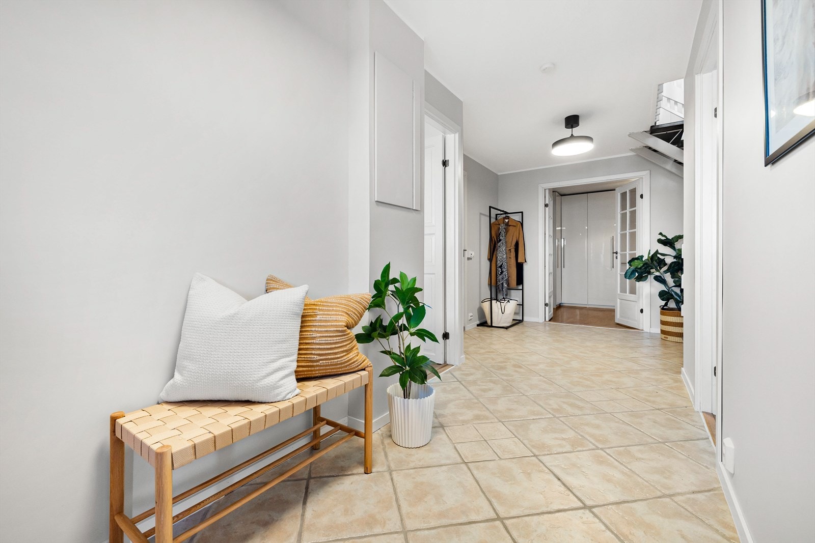 Romslig entré med god plass til entrémøbler. () Galleribilde