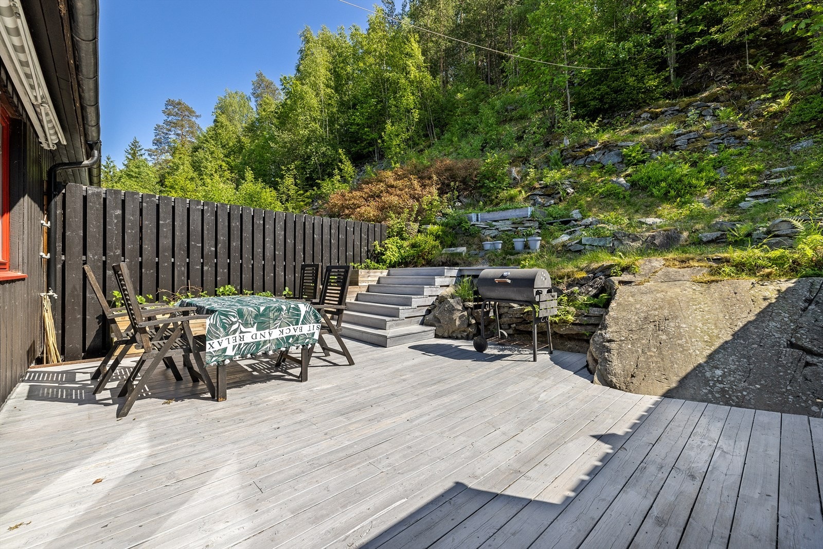 Idyllisk og usjenert uteplass som grenser mot skogen. Galleribilde