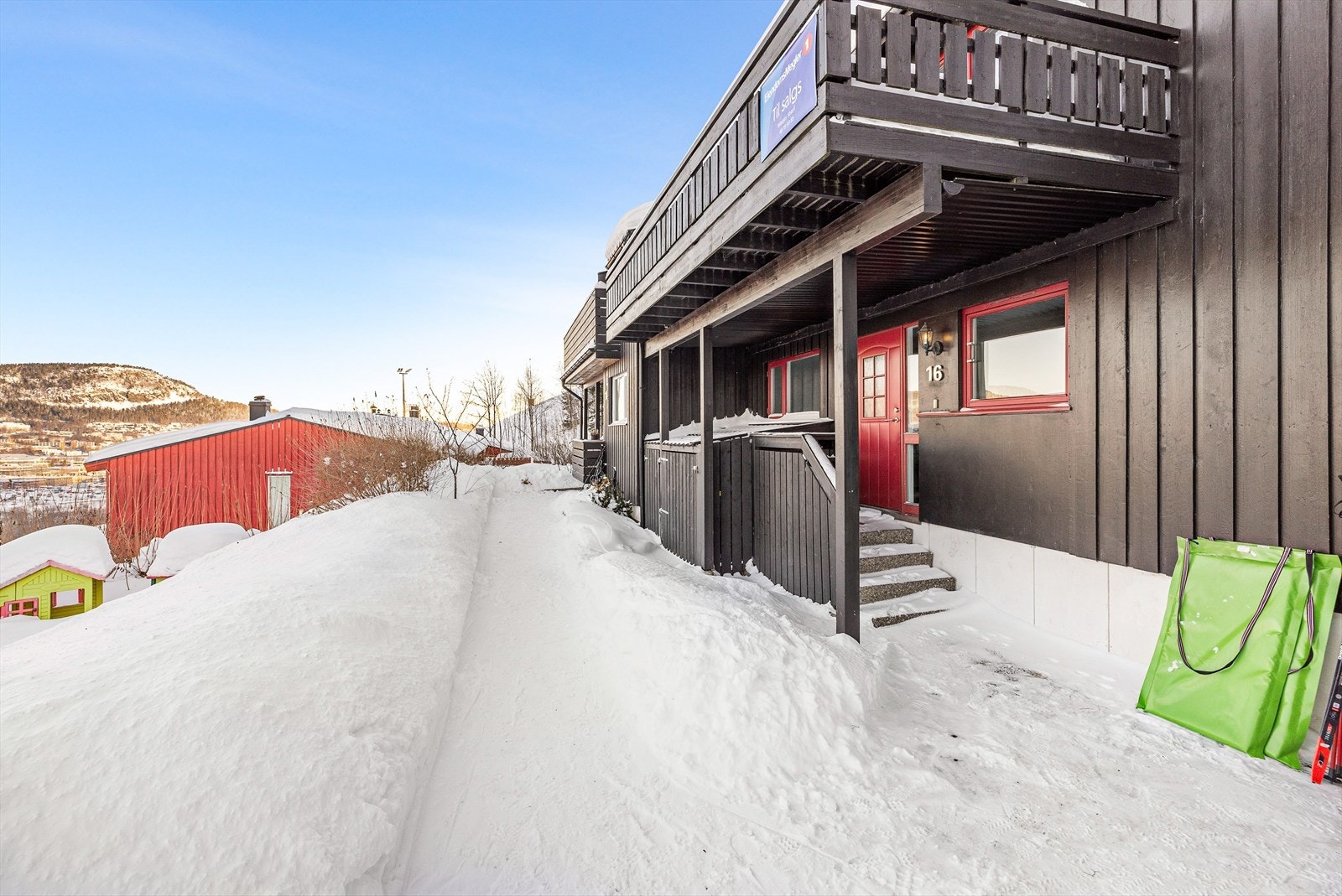 Velkommen til Kirkerudkleiva 16 - Rekkehus over to plan med nydelig utsikt og fine uteplasser!() Galleribilde