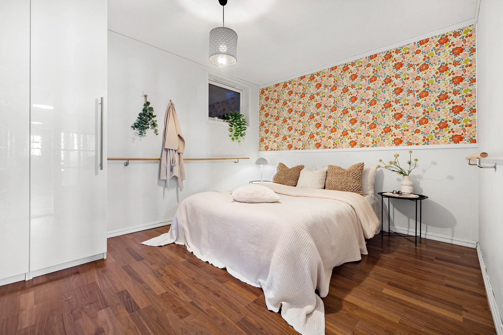 Soverom 3 er innredet uten byggemelding, og er dermed ikke godkjent til varig opphold/soverom. De er ikke tilfredsstillende utsyn, dagslys og rømning. () Galleribilde