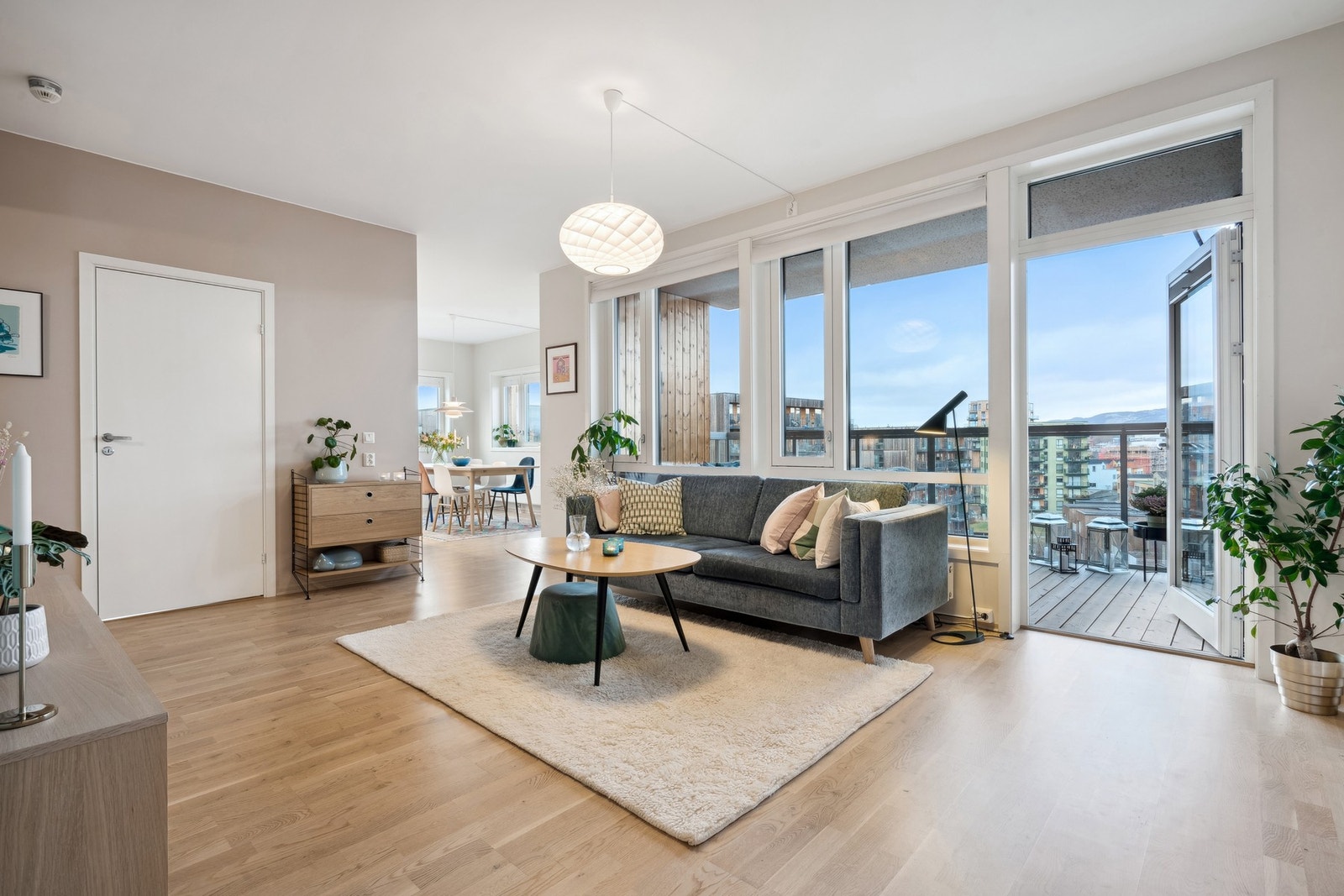 Velkommen til Ladeveien 21: Elegant selveierleilighet fra 2018 beliggende i 7. etasje med flott utsikt. Galleribilde