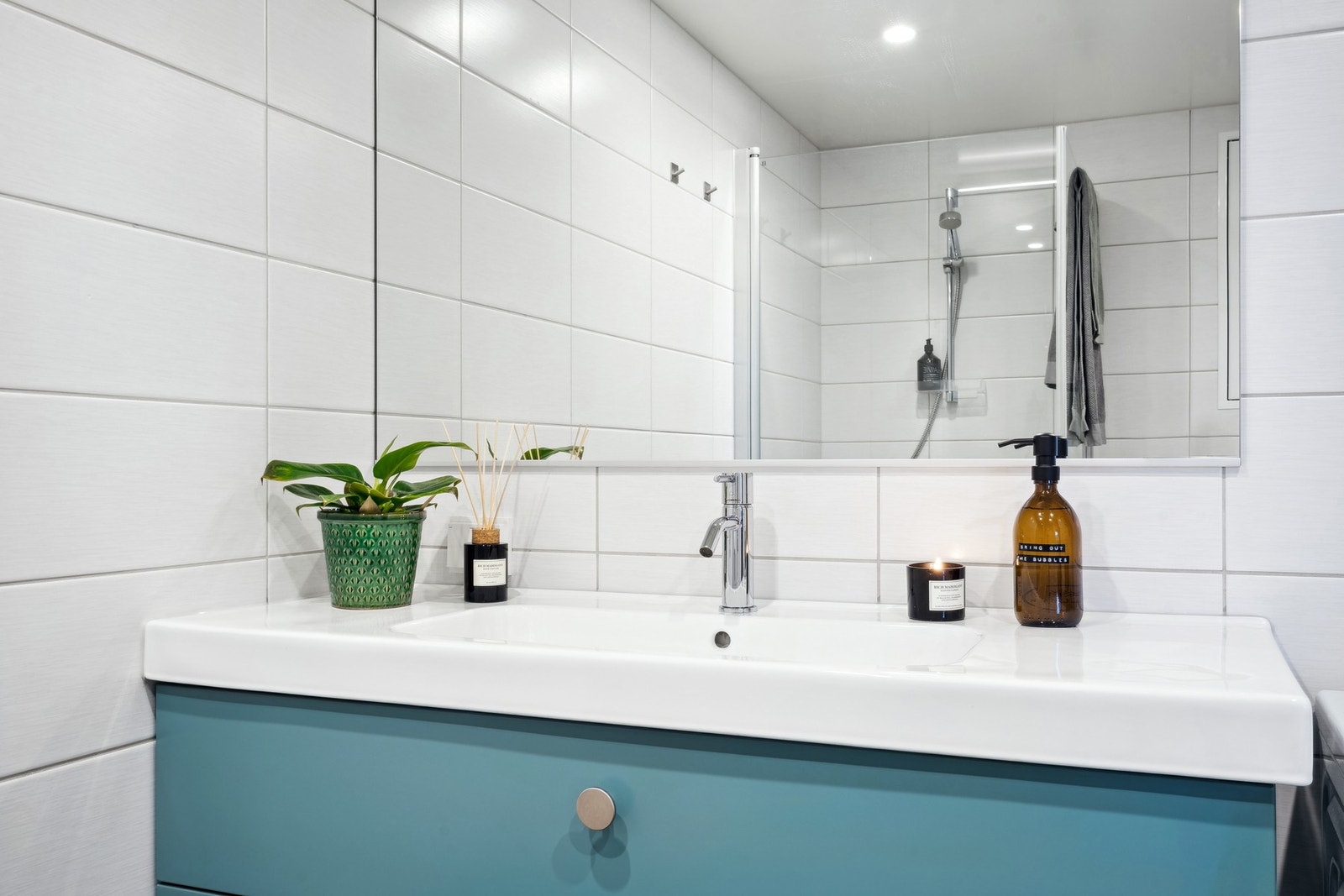 Ny Dansani baderomsinnredning med servant og underskap montert i 2023. Stort speil og belysning på vegg. Galleribilde