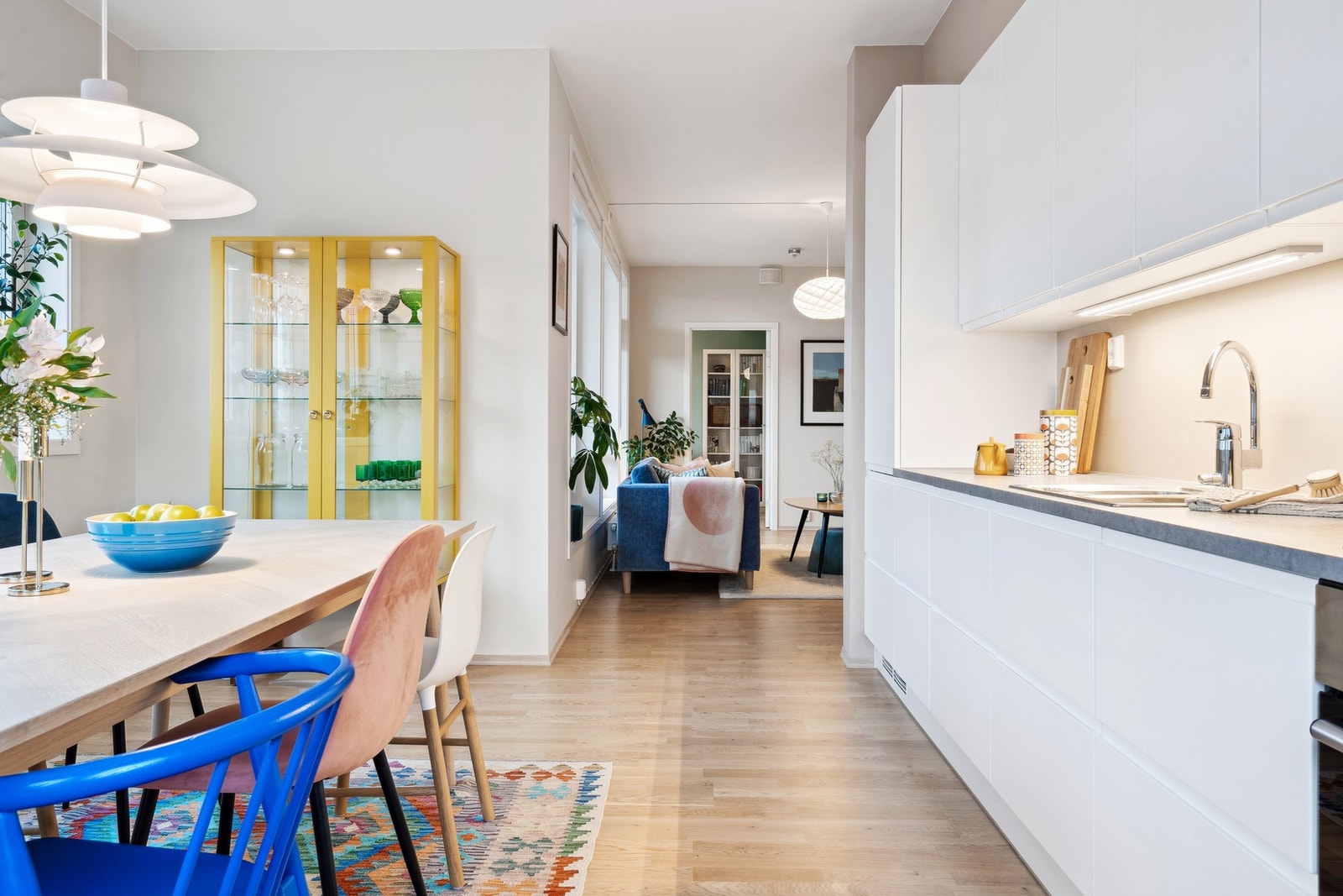 Kjøkkeninnredning med plane, grepsfrie fronter og integrerte hvitevarer. Galleribilde