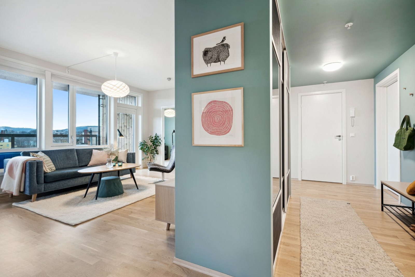 Lys og åpen entré med porttelefon og skyvedørsgarderobe med speil. Galleribilde