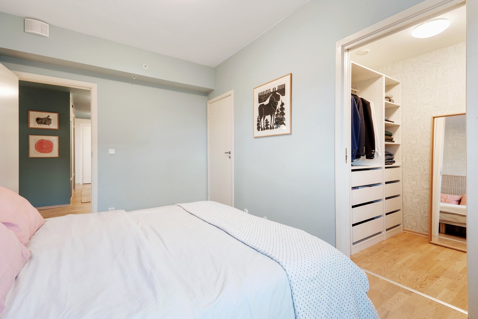 Hovedsoverommet har tilknyttet bod på 2,9 kvm samt walk-in closet på 3 kvm. Galleribilde