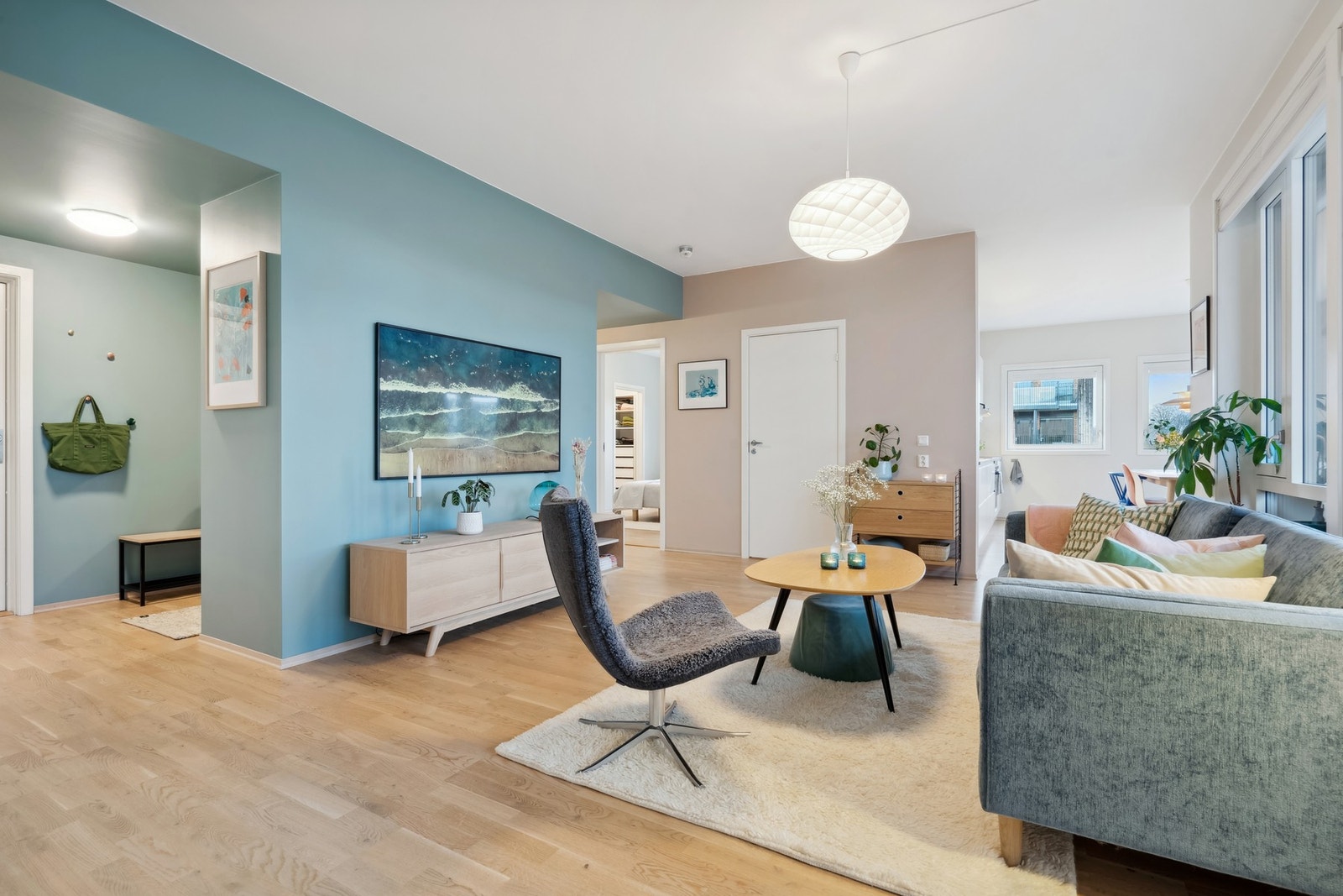 Gjennomgående for leiligheten er en meget god planløsning med klart definerte soner, ekstra takhøyde i oppholdsrom og masse naturlig lysinnslipp gjennom de mange, store vindusflatene. Galleribilde