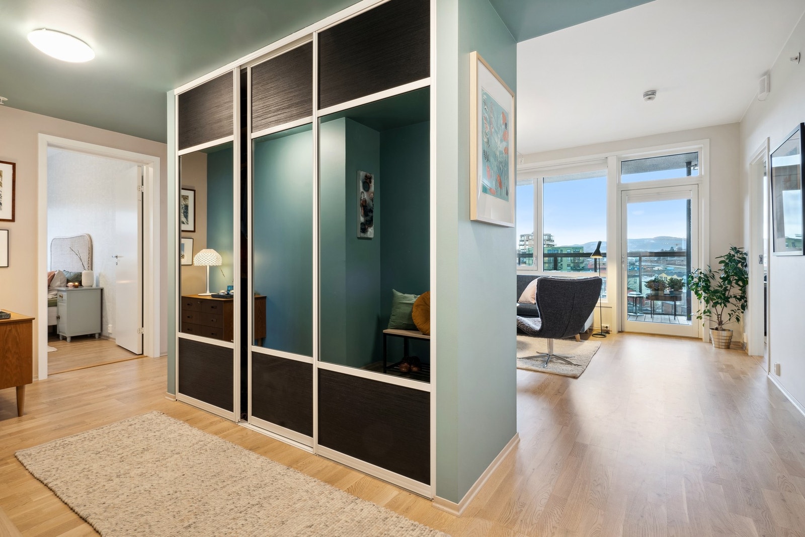 Entrén er innredet med en stor skyvedørsgarderobe med god plass til lagring. Galleribilde