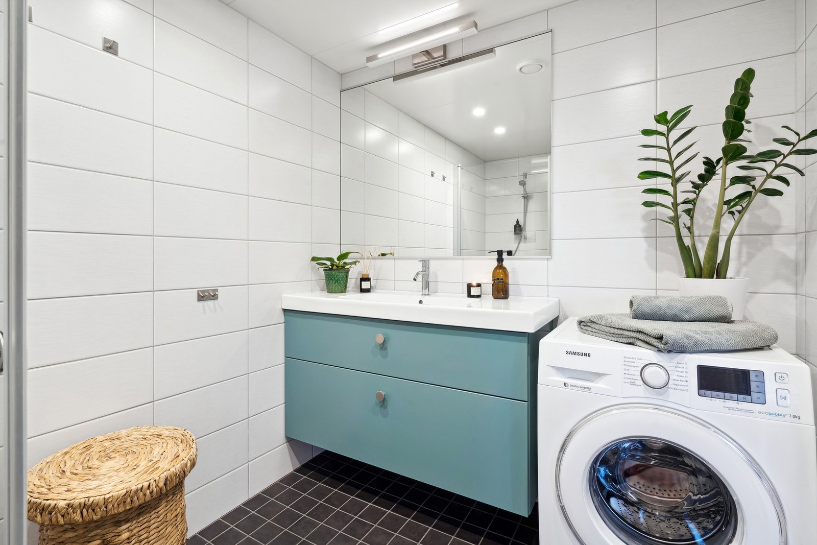 Helfliset bad på 5 kvm, med elektriske varmekabler i gulv. Galleribilde