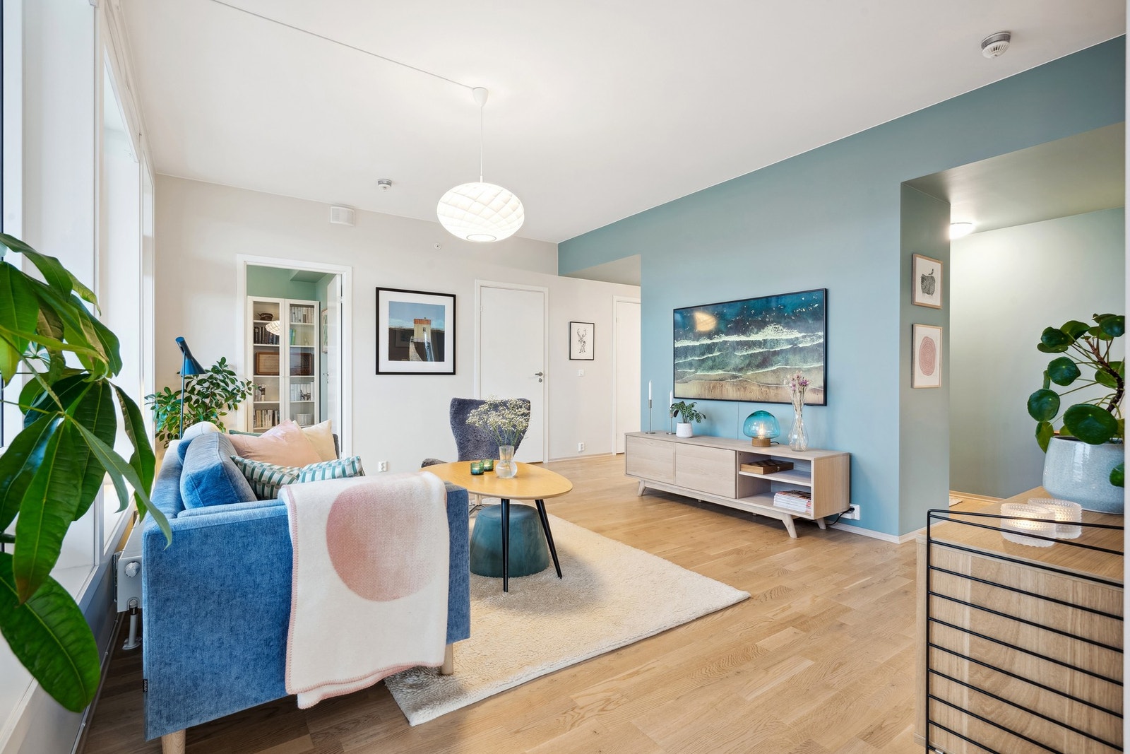 Gjennomgående for leiligheten er behagelige fargevalg. Galleribilde