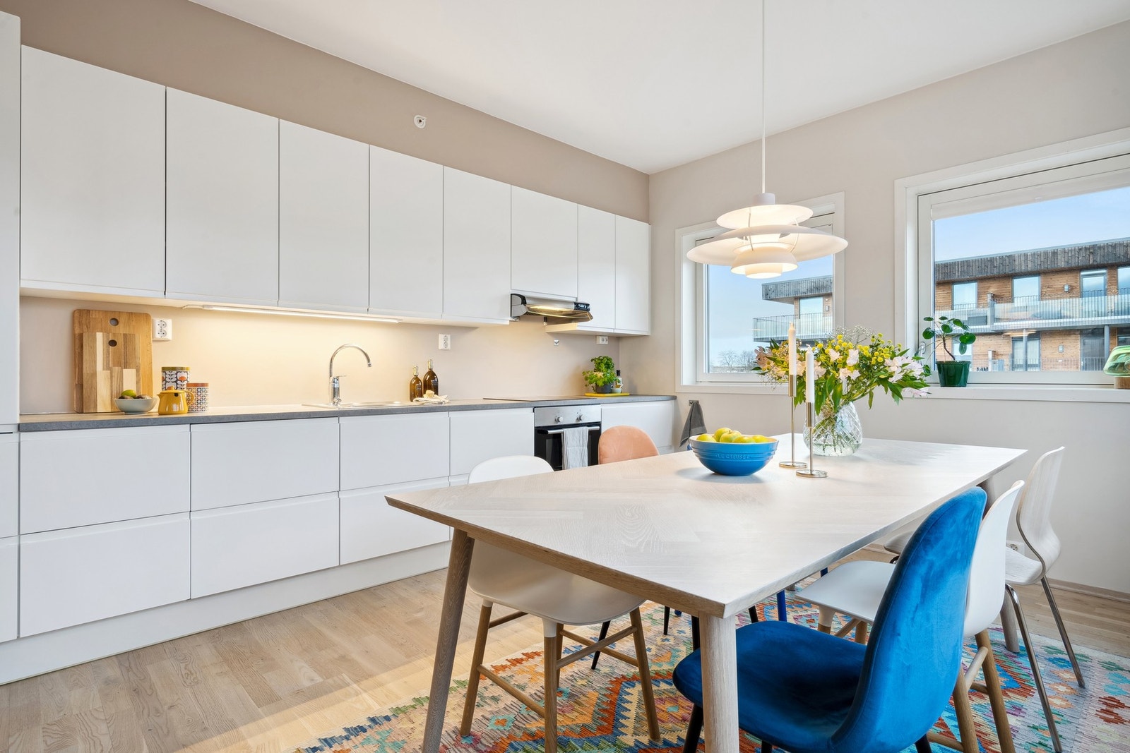 Lyst og moderne kjøkken fra JKE som byr på rikelig med benk- og skapplass. Galleribilde