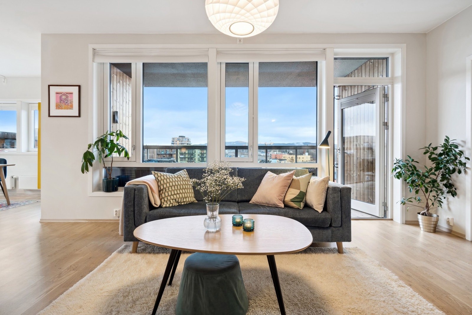 Fra stuen er det direkte utgang til boligens balkong. Alle vinduer i leiligheten er utstyrt med tilpassede Fischer plisségardiner. Lys på stue, kjøkken og soverom i tilknytning til stue kan styres av Plejds smarte lysstyringsapp. Galleribilde