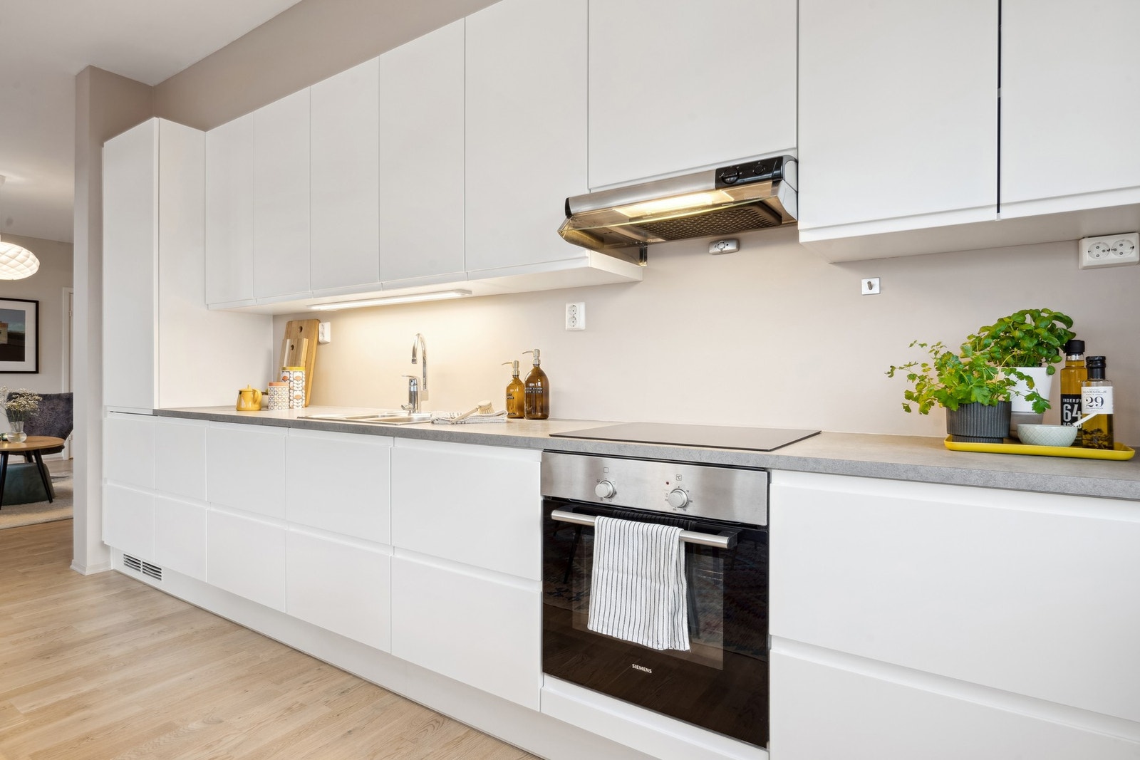 Kjøkkenet har integrert platetopp, stekeovn, kjøl- og fryseskap og oppvaskmaskin fra Siemens og Bosch. Galleribilde