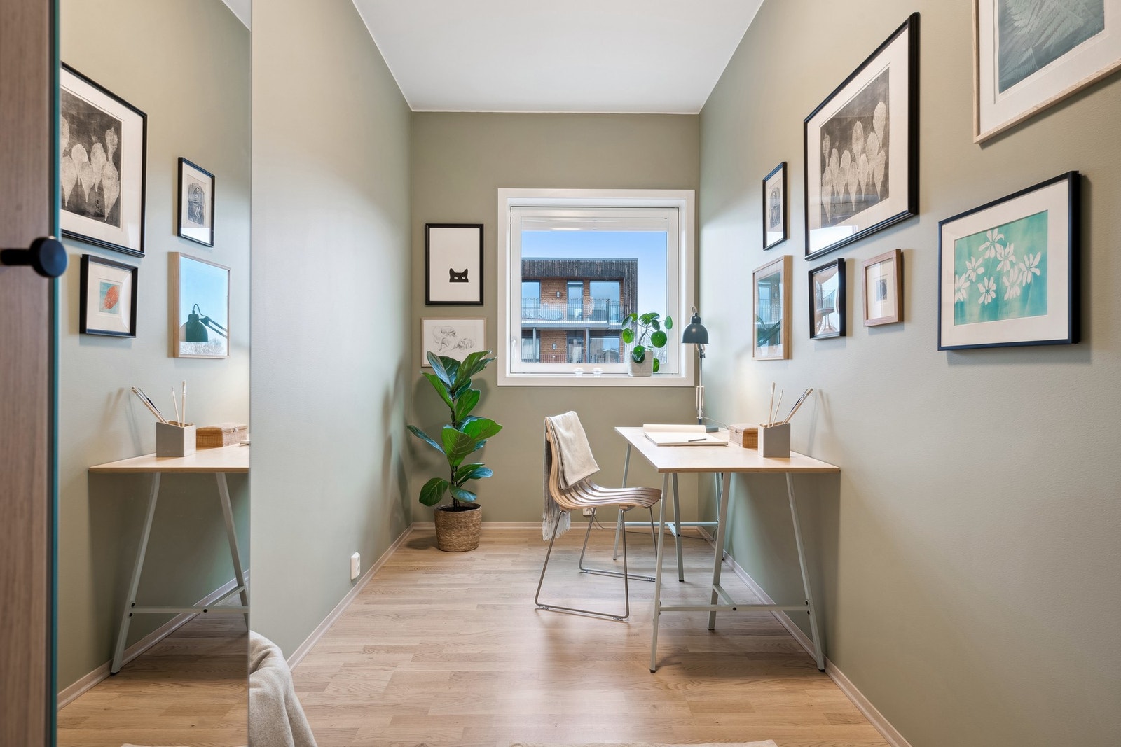 Soverom 2 på 8,3 kvm med god plass til seng og garderobeskap. Galleribilde