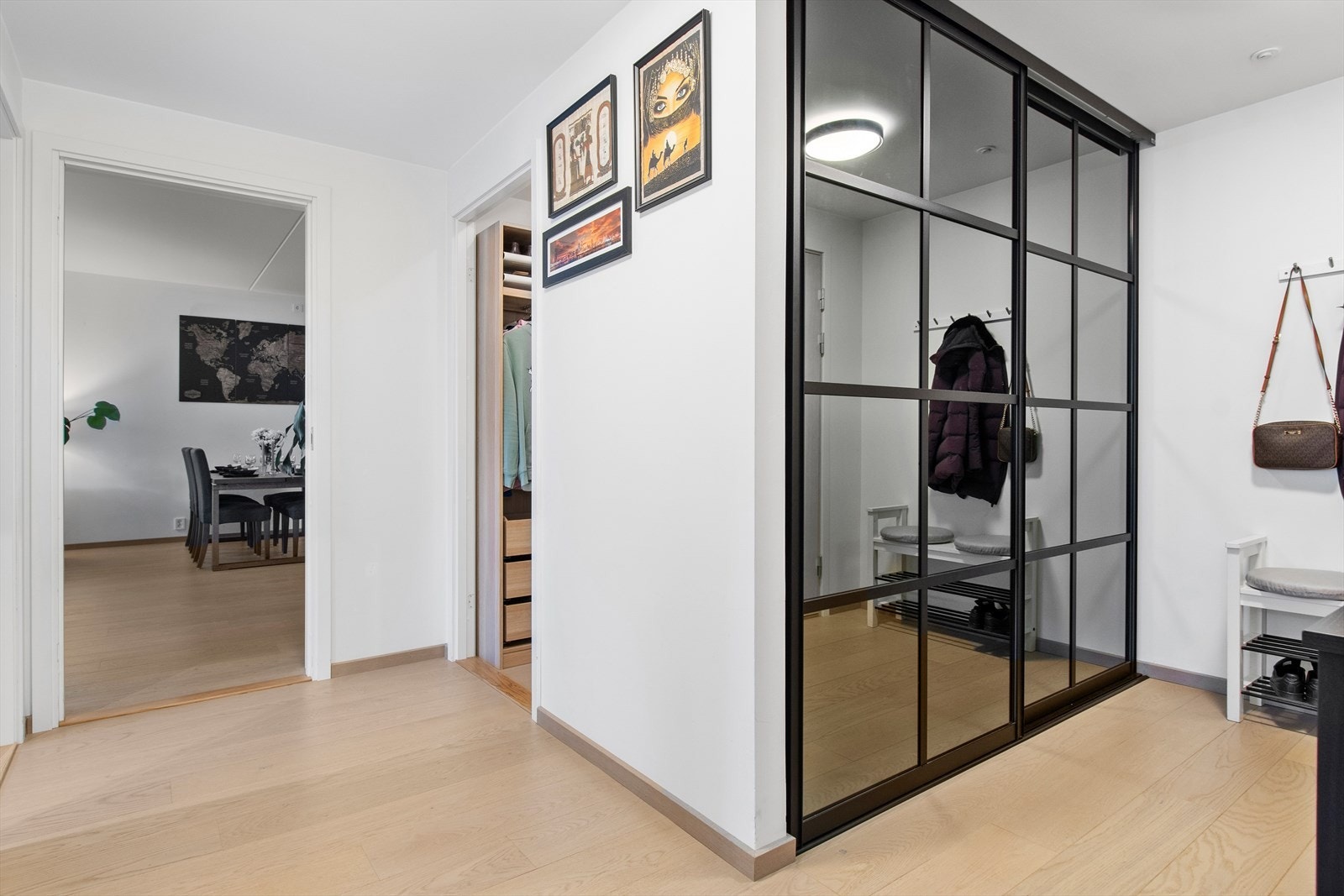 Stor entrè med dobbel skyvedørsgarderobe Galleribilde