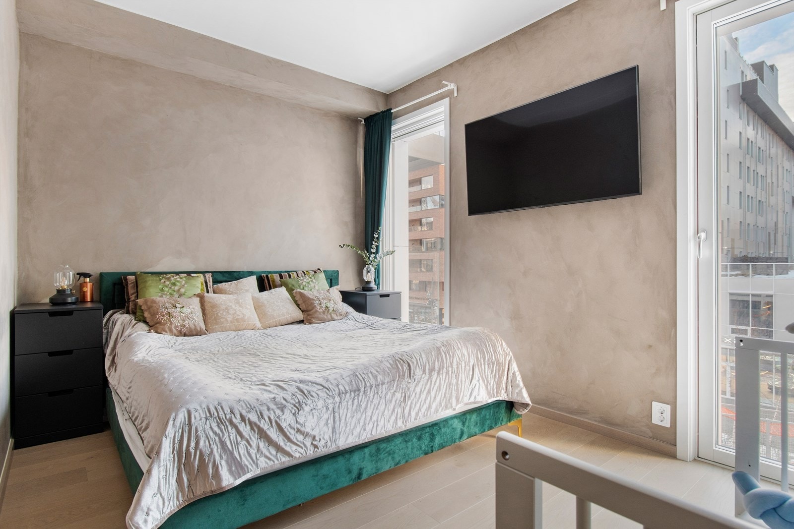 Luftig soverom med plass til stor dobbeltseng Galleribilde