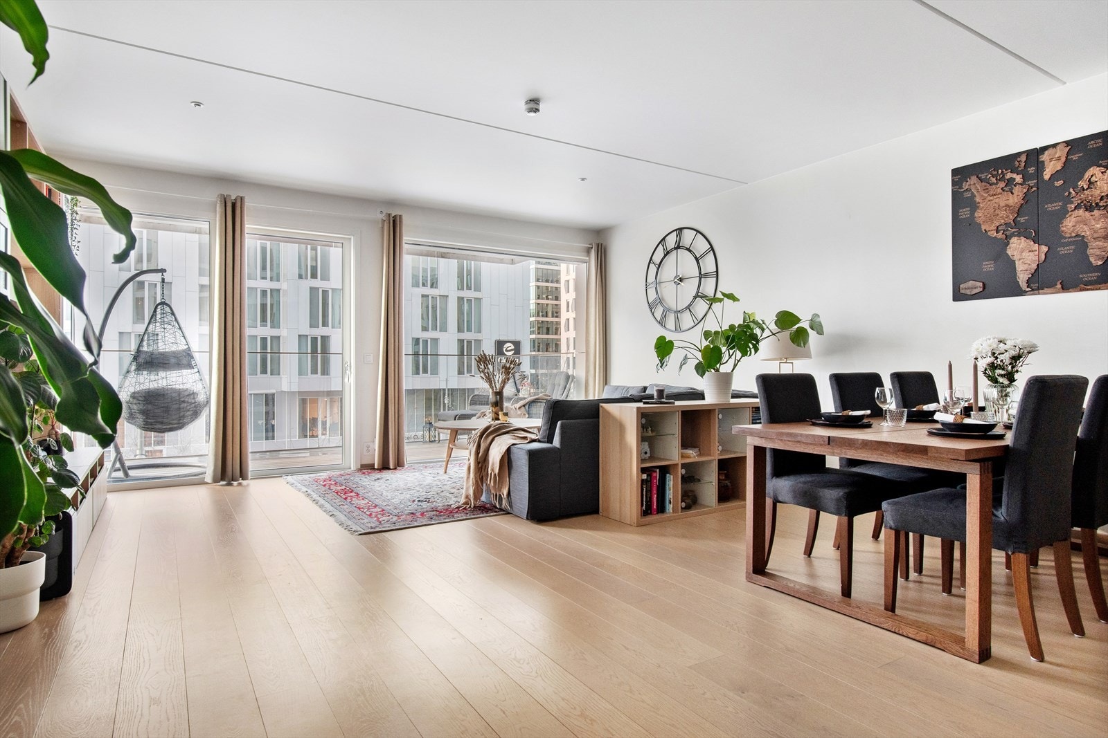 Herlige vinduer fra gulv til tak gir rikelig med naturlig lys inn i rommet Galleribilde