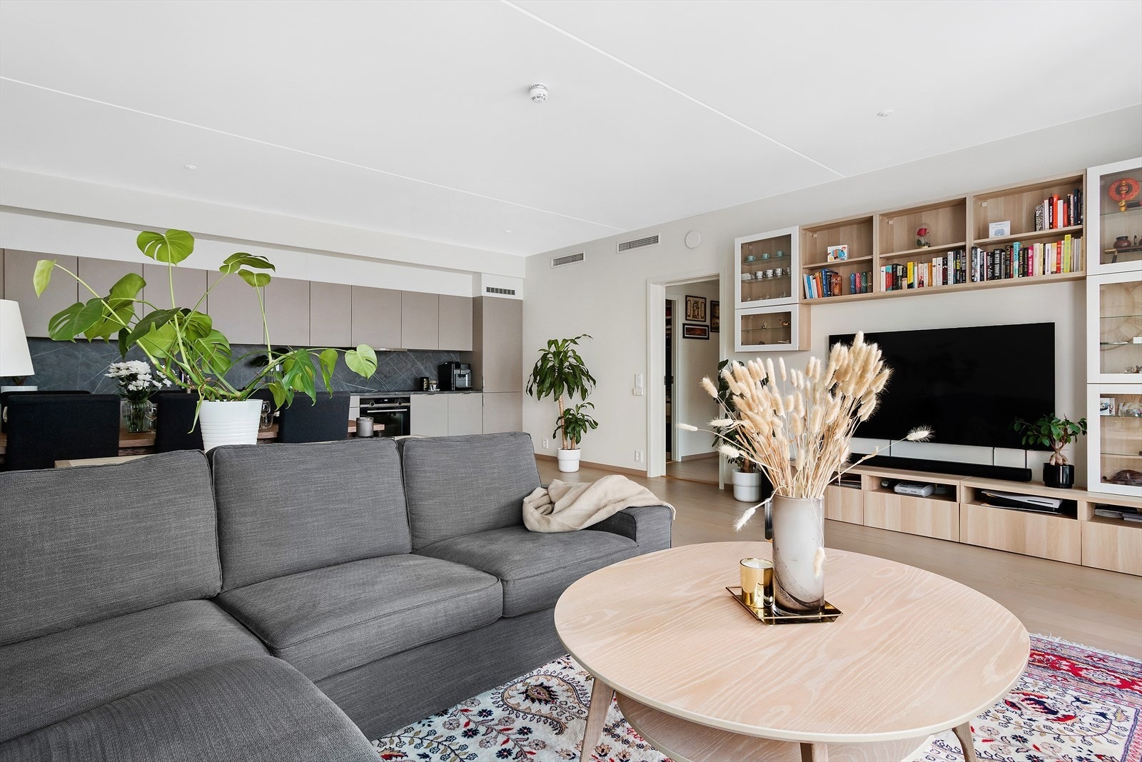 Mediamøblement med tilhørende hyller medfølger Galleribilde