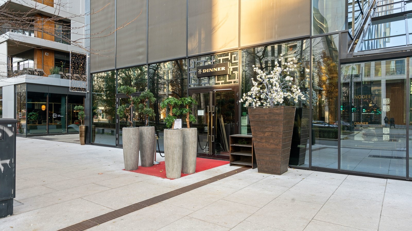 Utforsk nabolaget for å oppdage de varierte kulinariske tilbudene og finne et spisested som passer dine smaker og preferanser Galleribilde