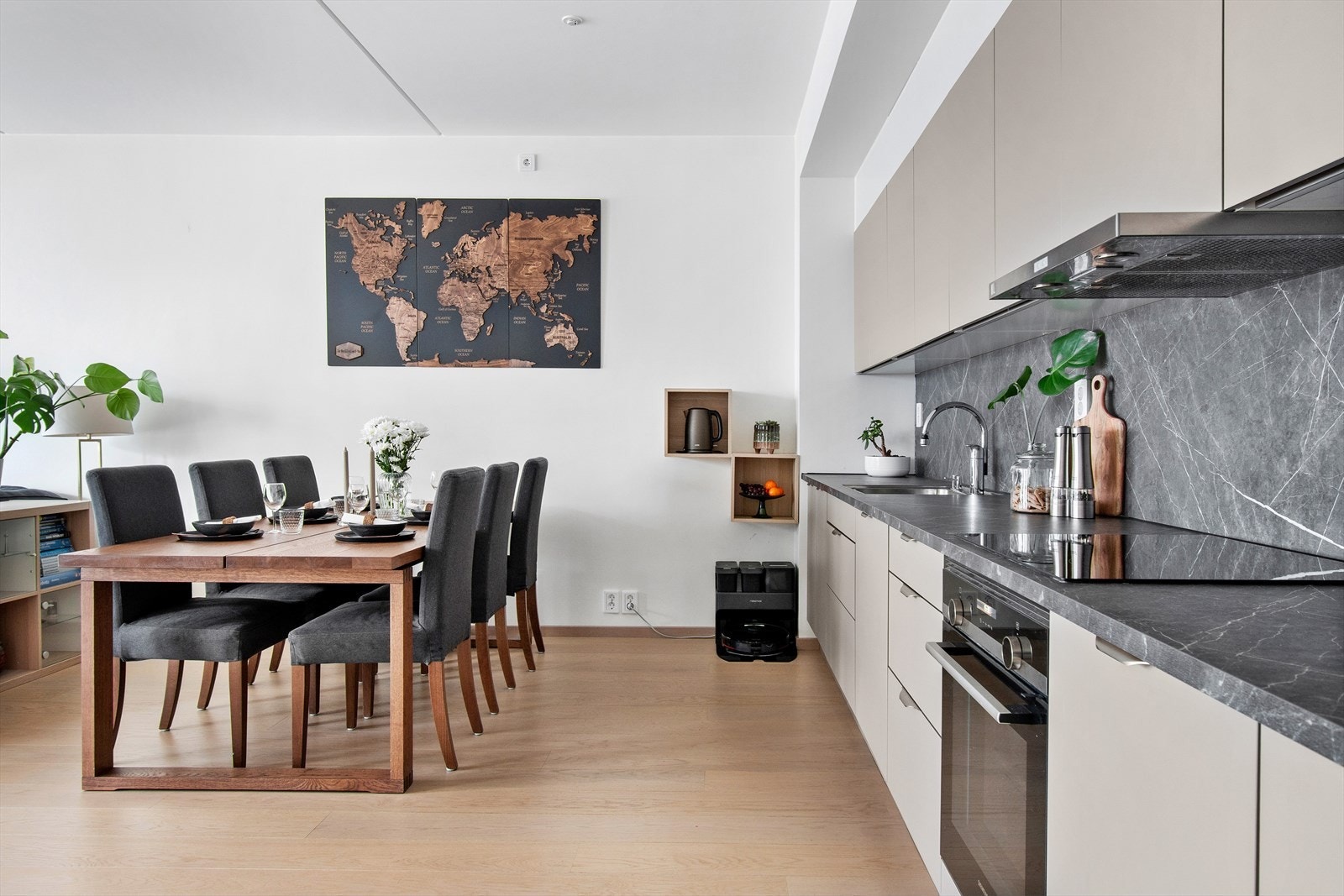 God plass til spisebord tilknyttet kjøkkenet Galleribilde