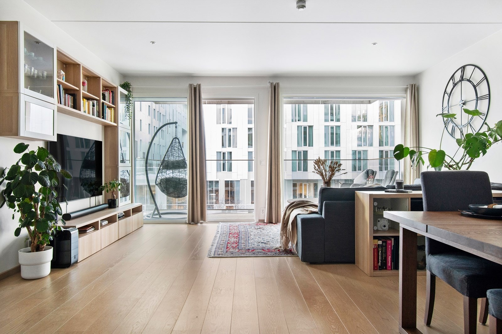 Moderne en-stavs parkett i hele boligen Galleribilde