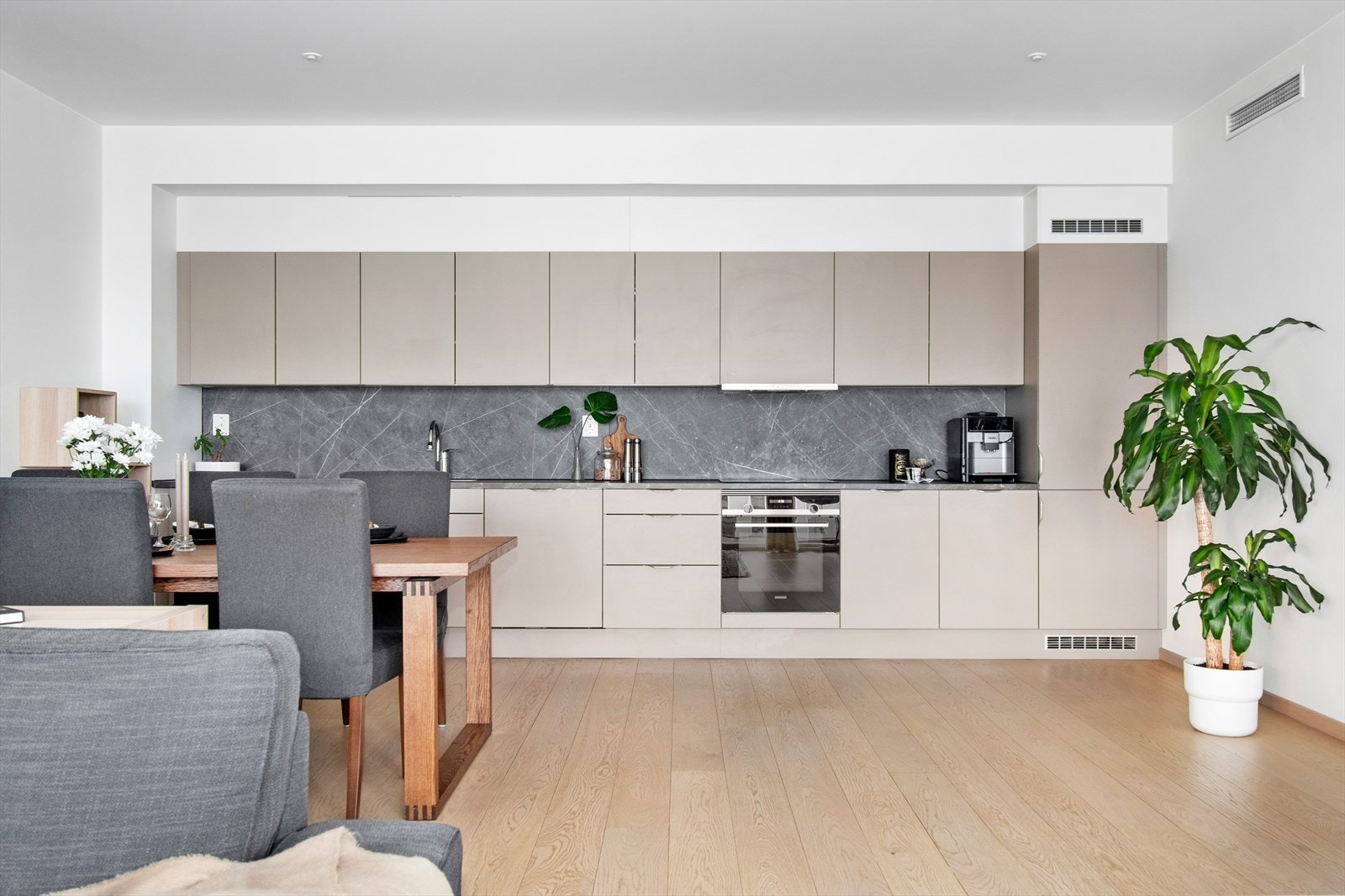 Tidløst HTH kjøkken med glatte fronter, plater over benk og integrerte hvitevarer Galleribilde