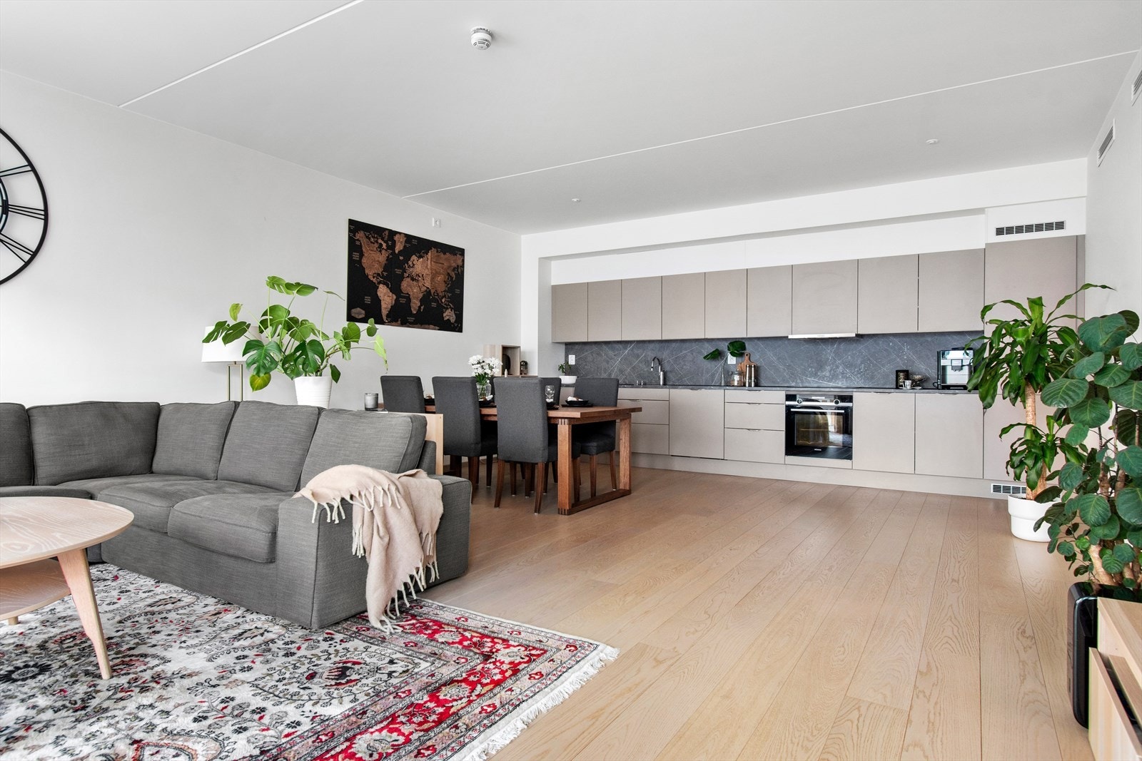 Åpen stue- og kjøkkenløsning på ca 40 kvm åpner opp for mange møbleringsmuligheter uten å gå på bekostning av romfølelsen Galleribilde