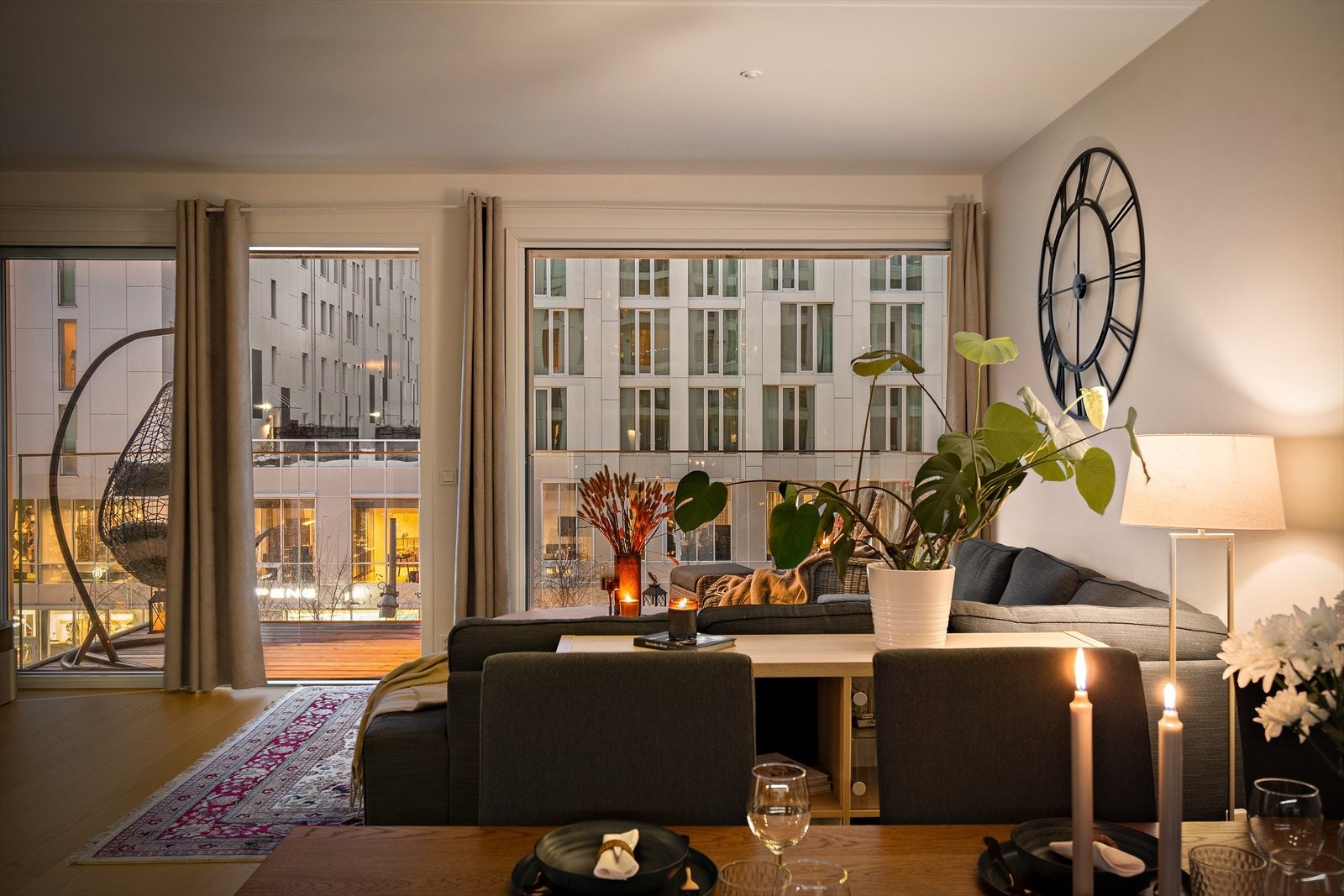 Ekstra romslig 3-roms med gjennomgående høy standard, fjordutsikt og god intern beliggenhet i 3. etg. Galleribilde