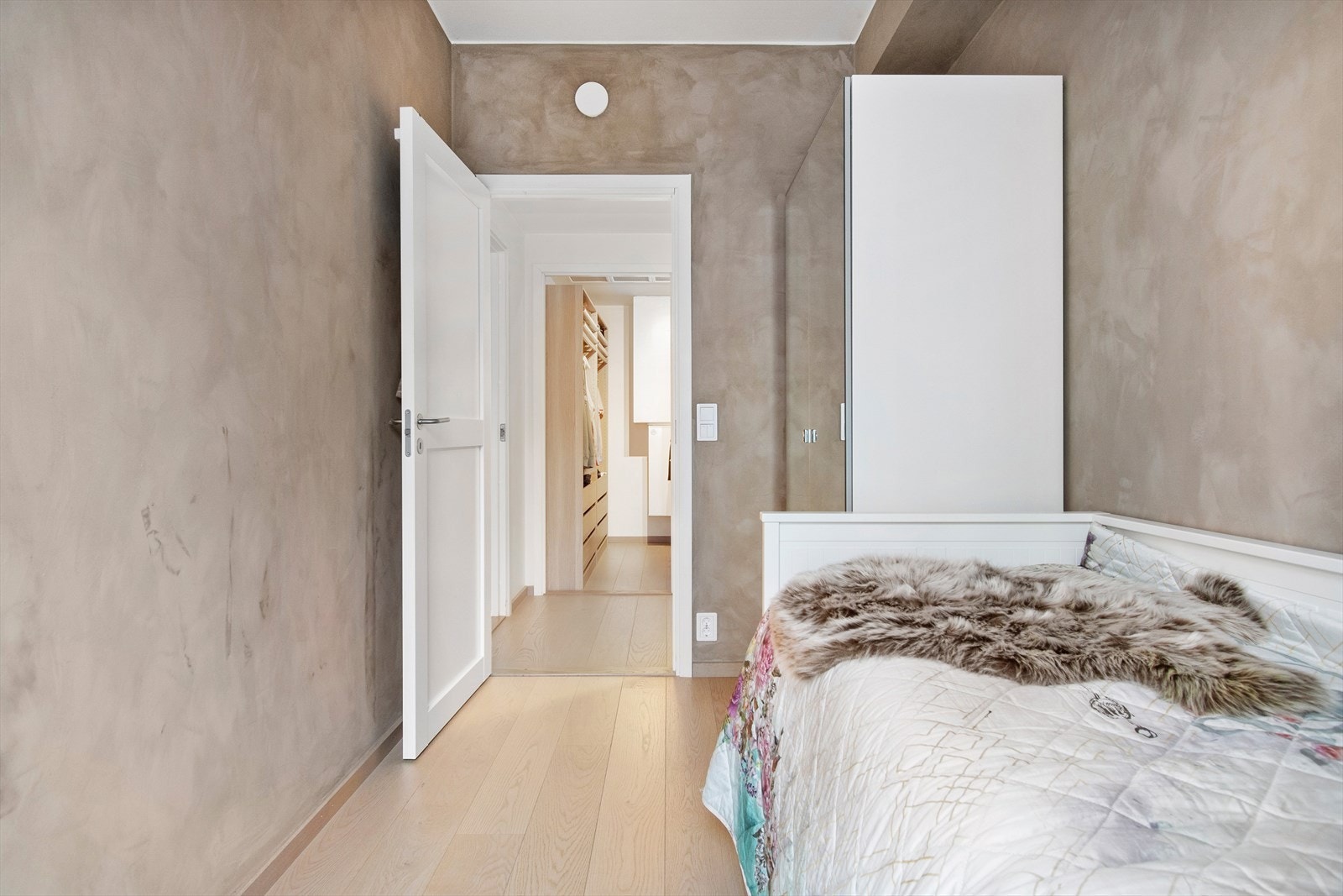 Garderobeskap medfølger Galleribilde