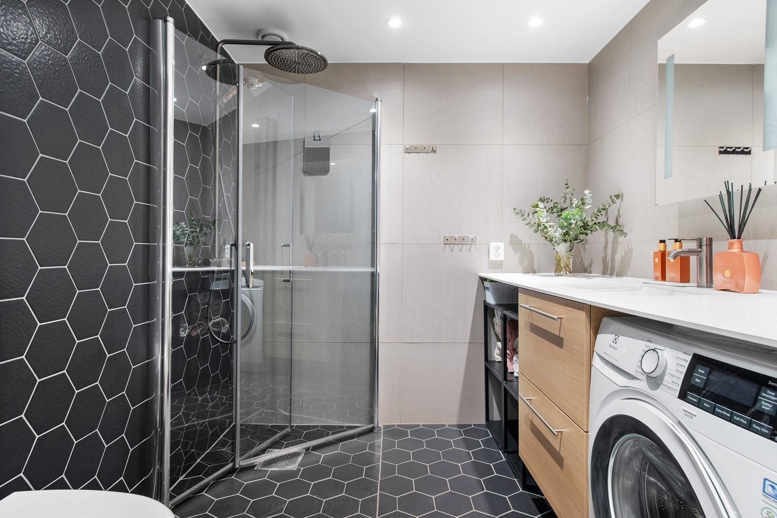 Lekkert, flislagt bad med gulvvarme og downlights Galleribilde