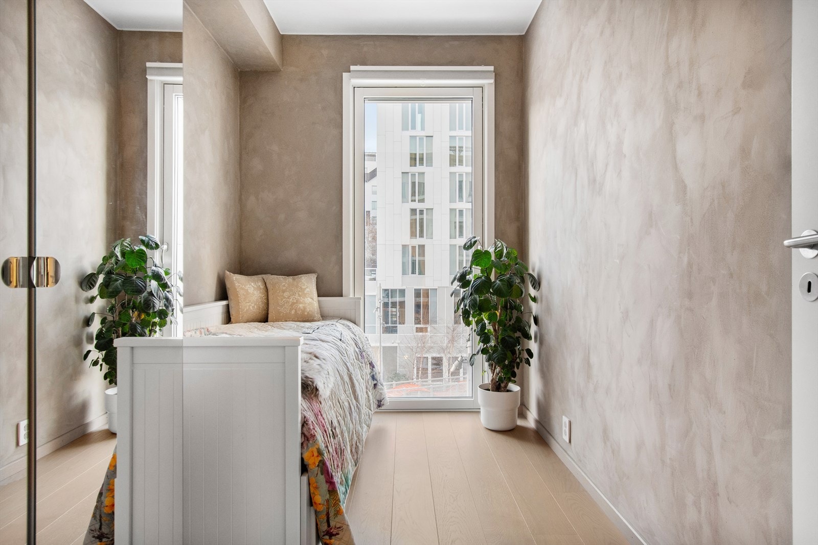 Boligens andre soverom passer perfekt som barnerom, gjesterom eller kontor Galleribilde