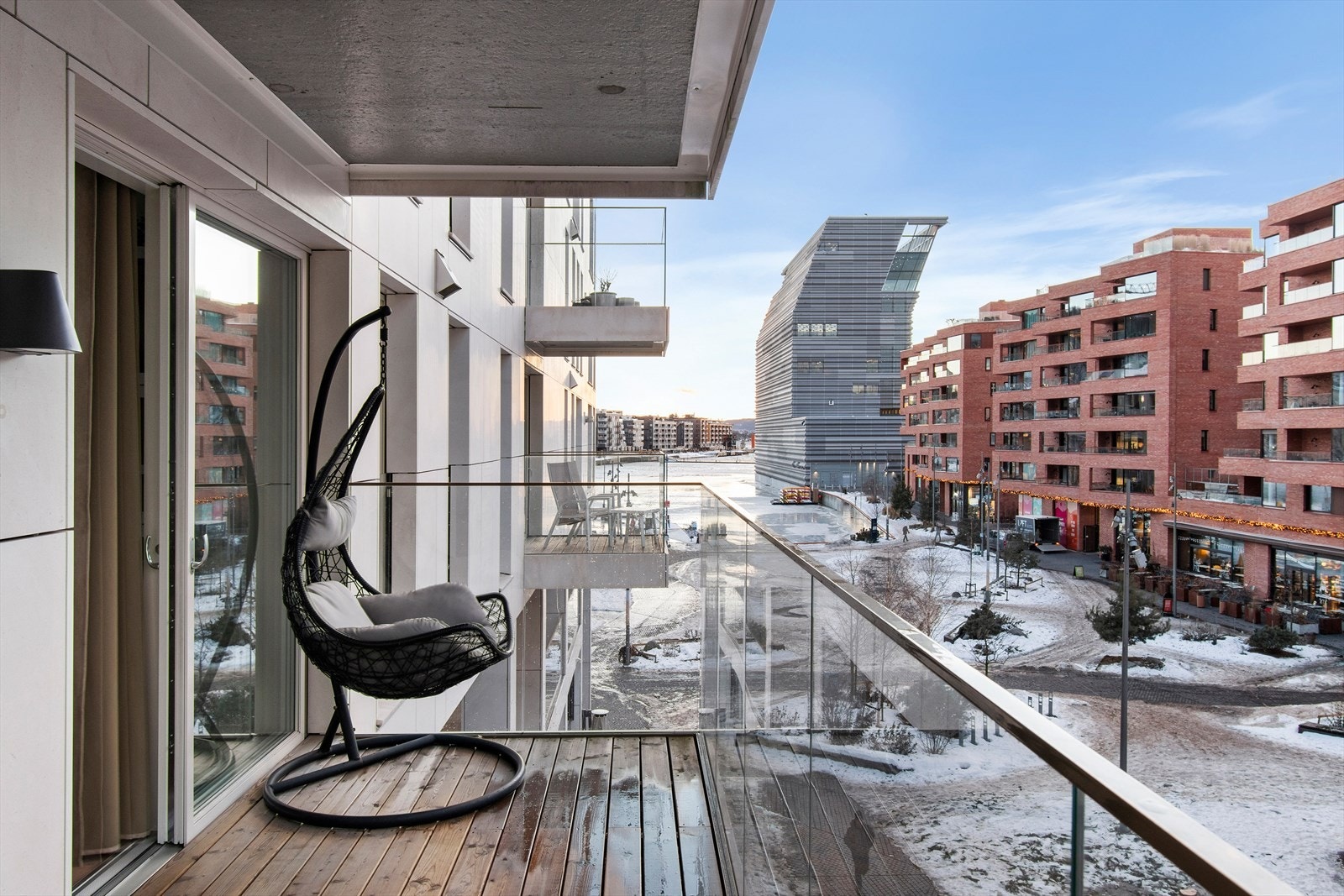 Sommersolen kan nytes på balkongen fra 11-16. På grunn av refleksjon fra glassfasadene rundt oppleves det som man har solen enda lenger Galleribilde