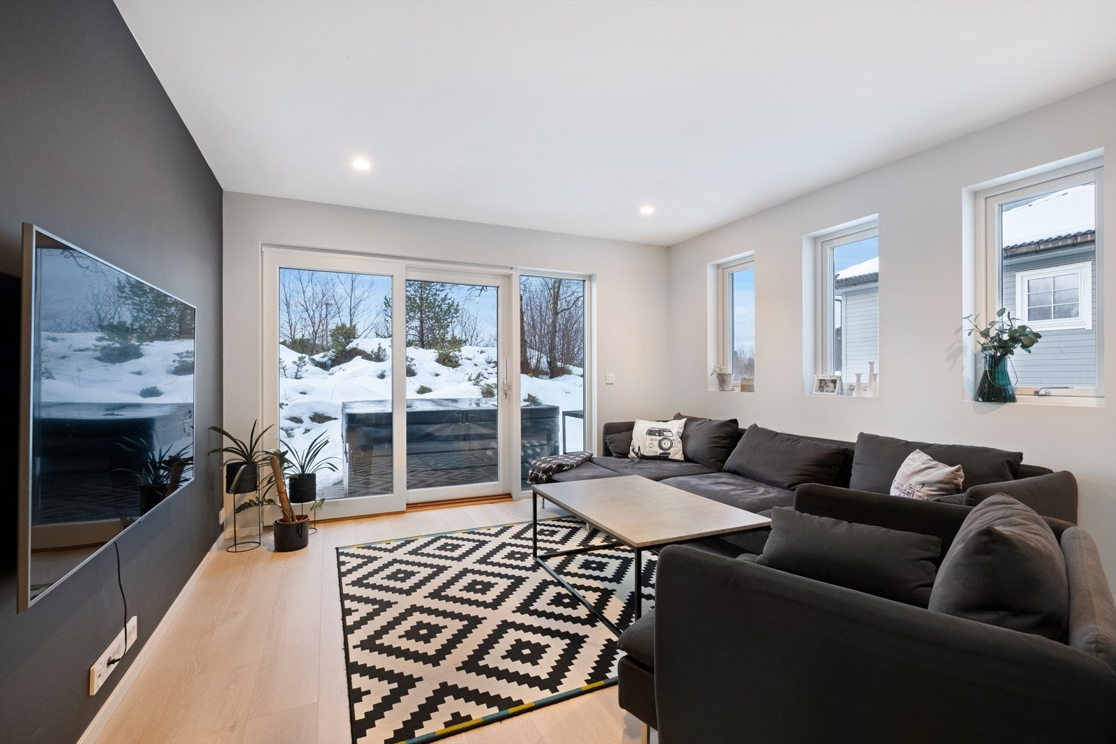 Tv-stue i første etasje. Utgang til påbegynt uteplass. (Jacuzzi medfølger ikke handelen) Galleribilde