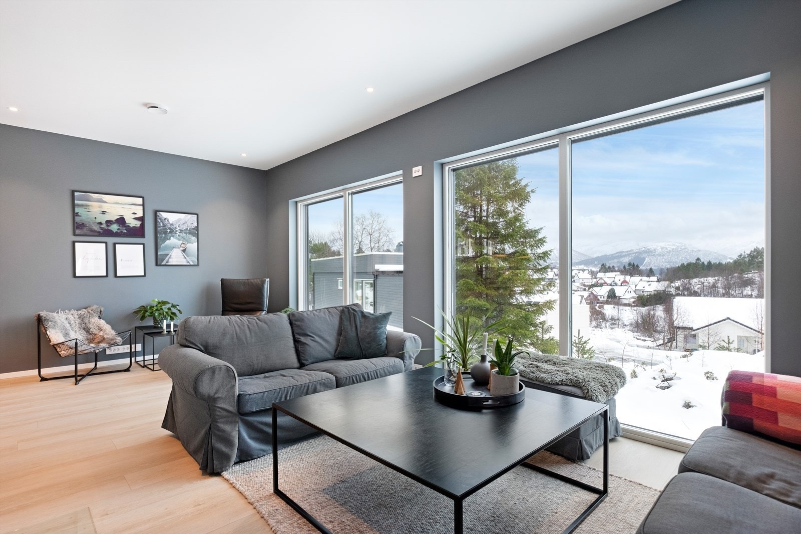 Fra stuen er det flott utsikt. Samtidig har eiendommen en skjermet plassering på høyden. Galleribilde