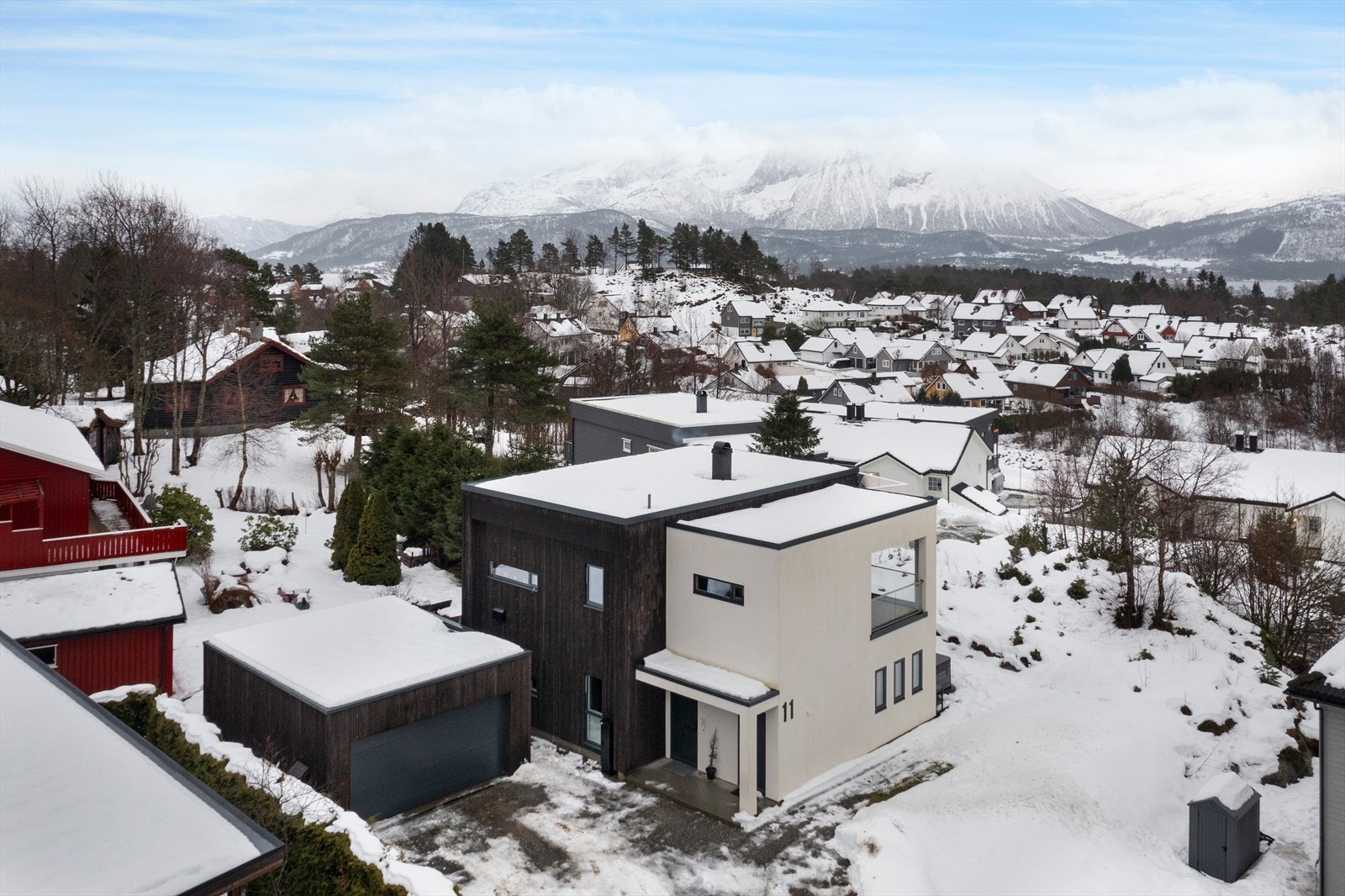 Boligen ligger fint til oppe på en liten høyde og har flott utsikt og gode solforhold Galleribilde