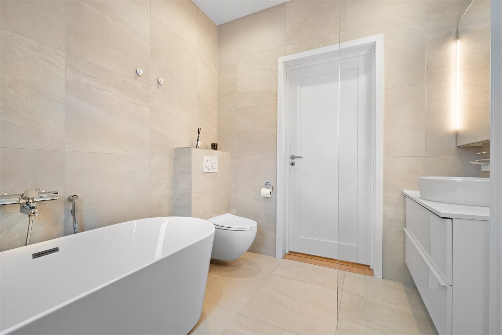 Med både dusj og badekar fungerer badet utmerket for småbarnsfamilier Galleribilde