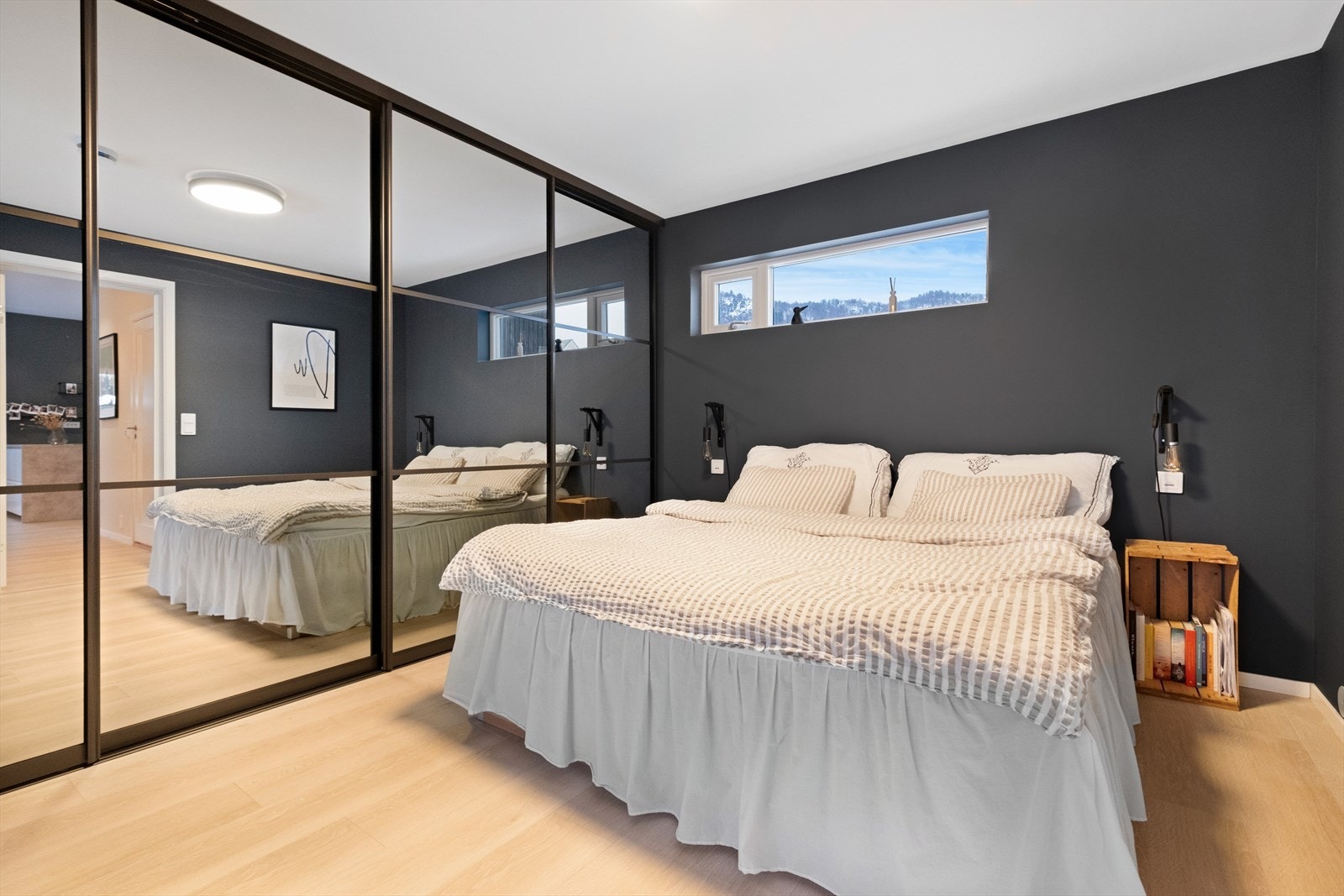 Soverommet i 2. etasje har stor garderobe Galleribilde