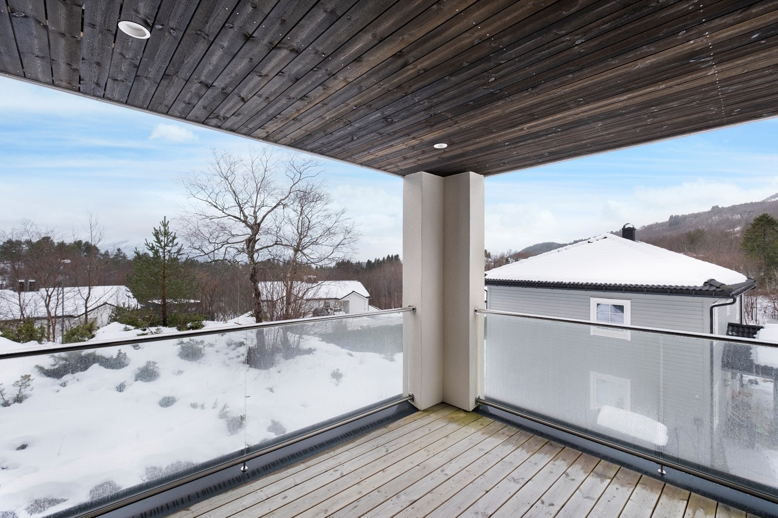 Veranda på 13 kvm med utsikt mot sør og vest Galleribilde