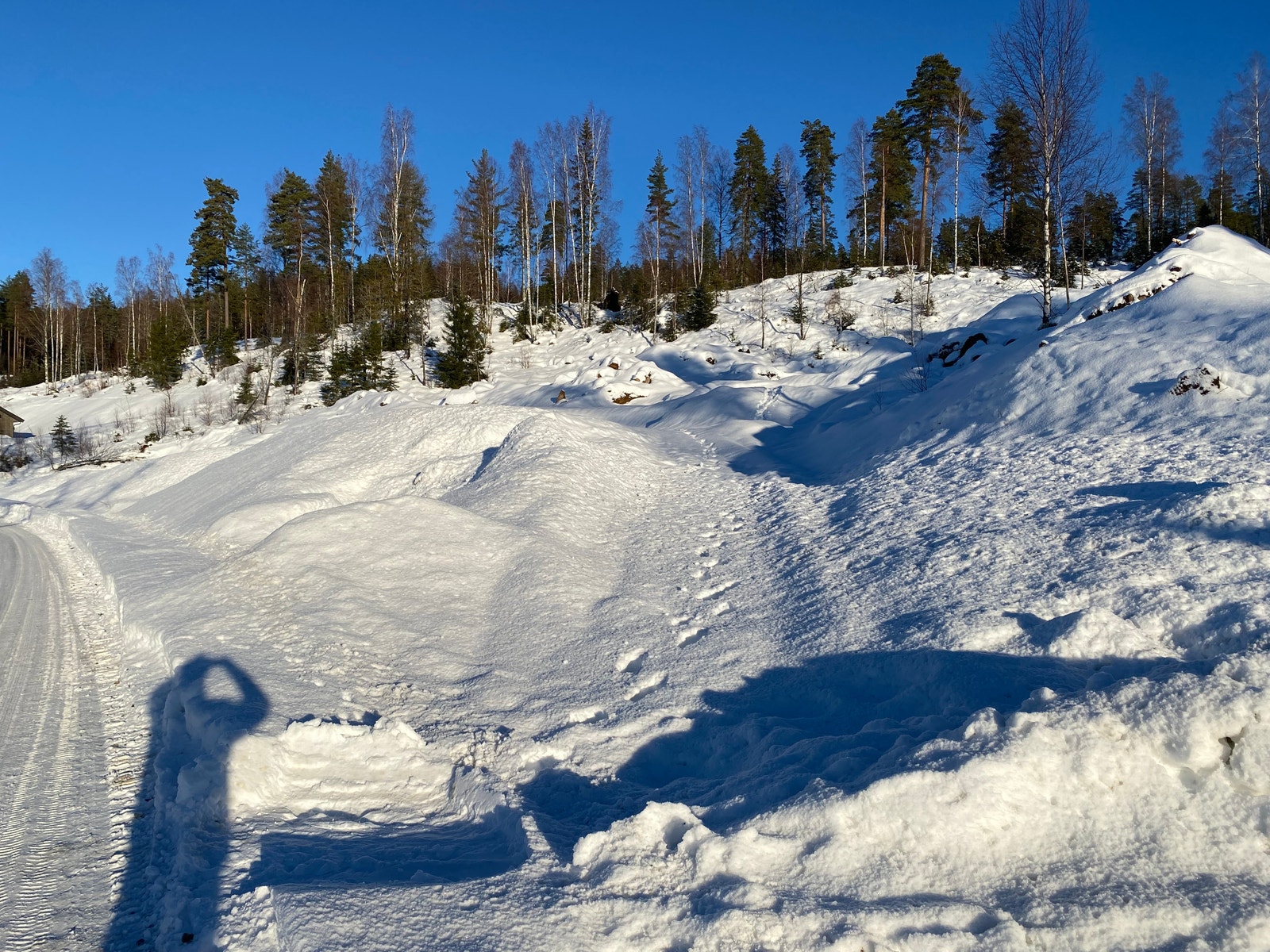 Tomt 20 sett fra veien nedenfor. Tomten er tenkt opparbeidet i 2 plan. Plan 1 for garasje og plan 2 for hytta med knallfin utsikt. Galleribilde