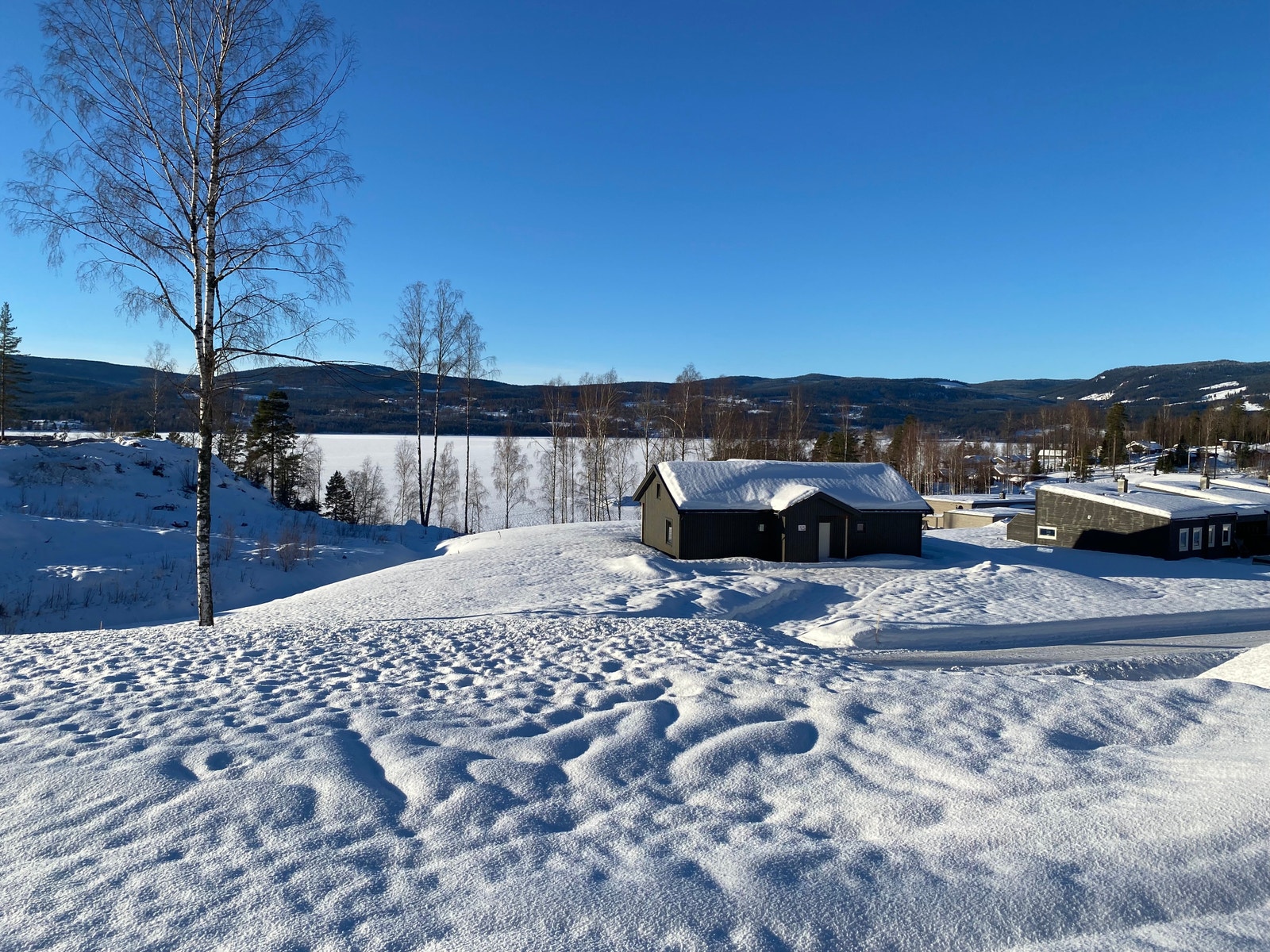 Utsikt, solforhold og usjenert beliggenhet i vinterdrakt Galleribilde