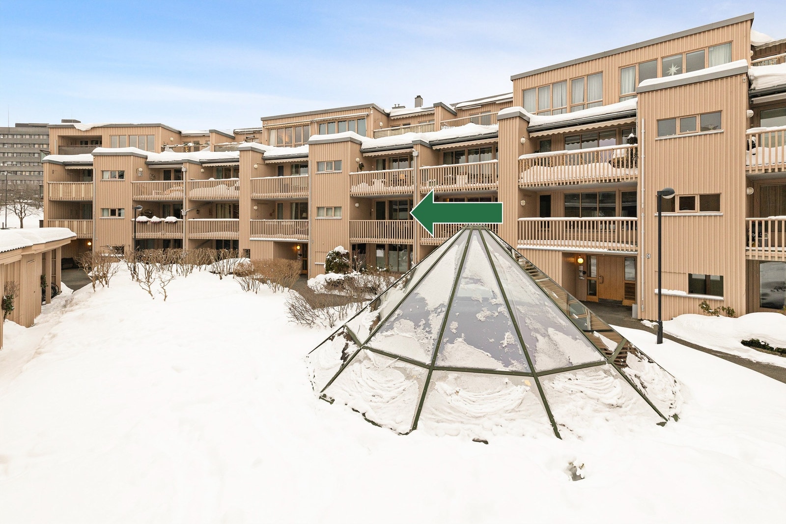 Leiligheten ligger i byggets 2. etasje og har heisadkomst. Galleribilde