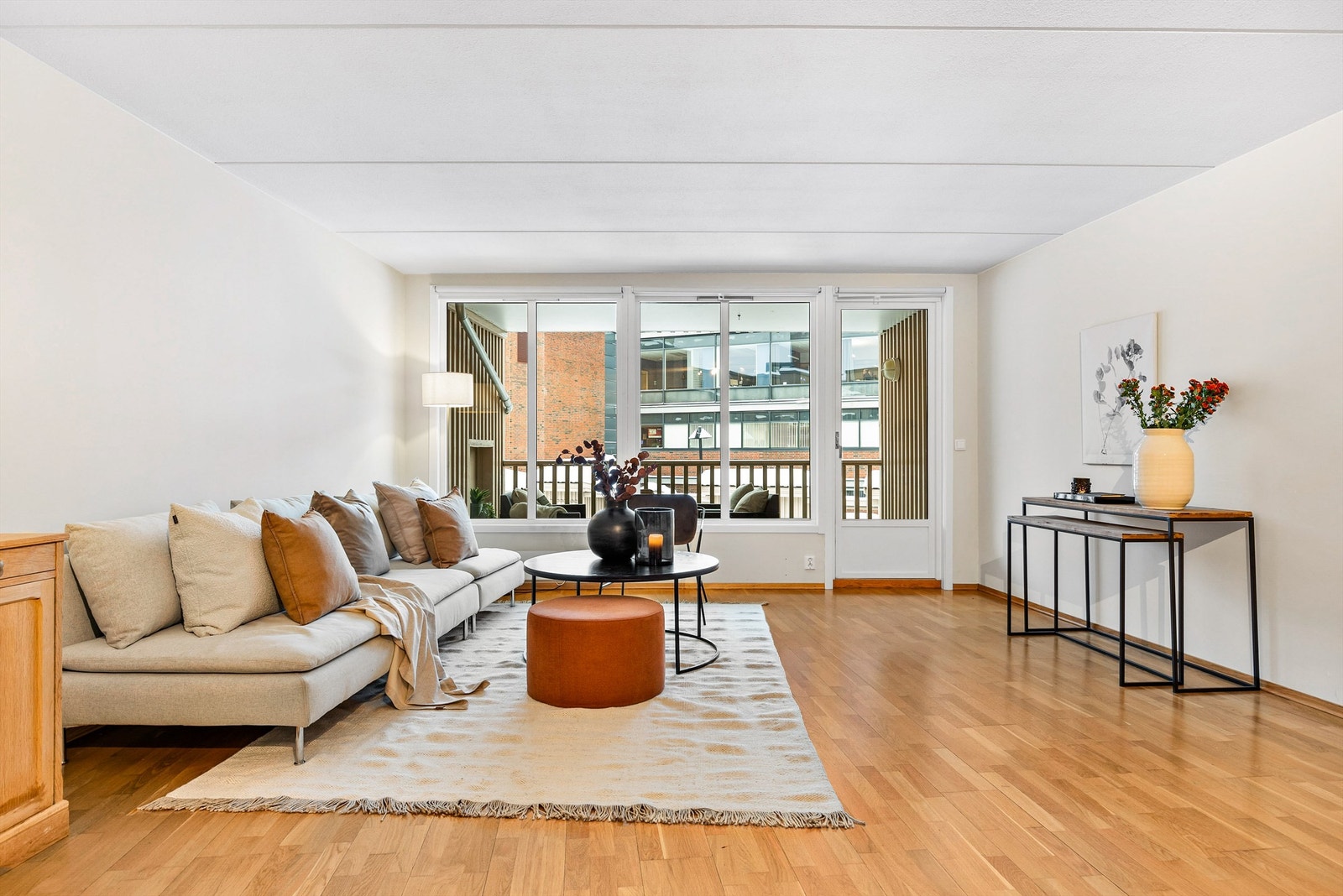 I stuen har du gode møbleringsmuligheter. Det er god plass til sofagruppe foran vinduene. Galleribilde