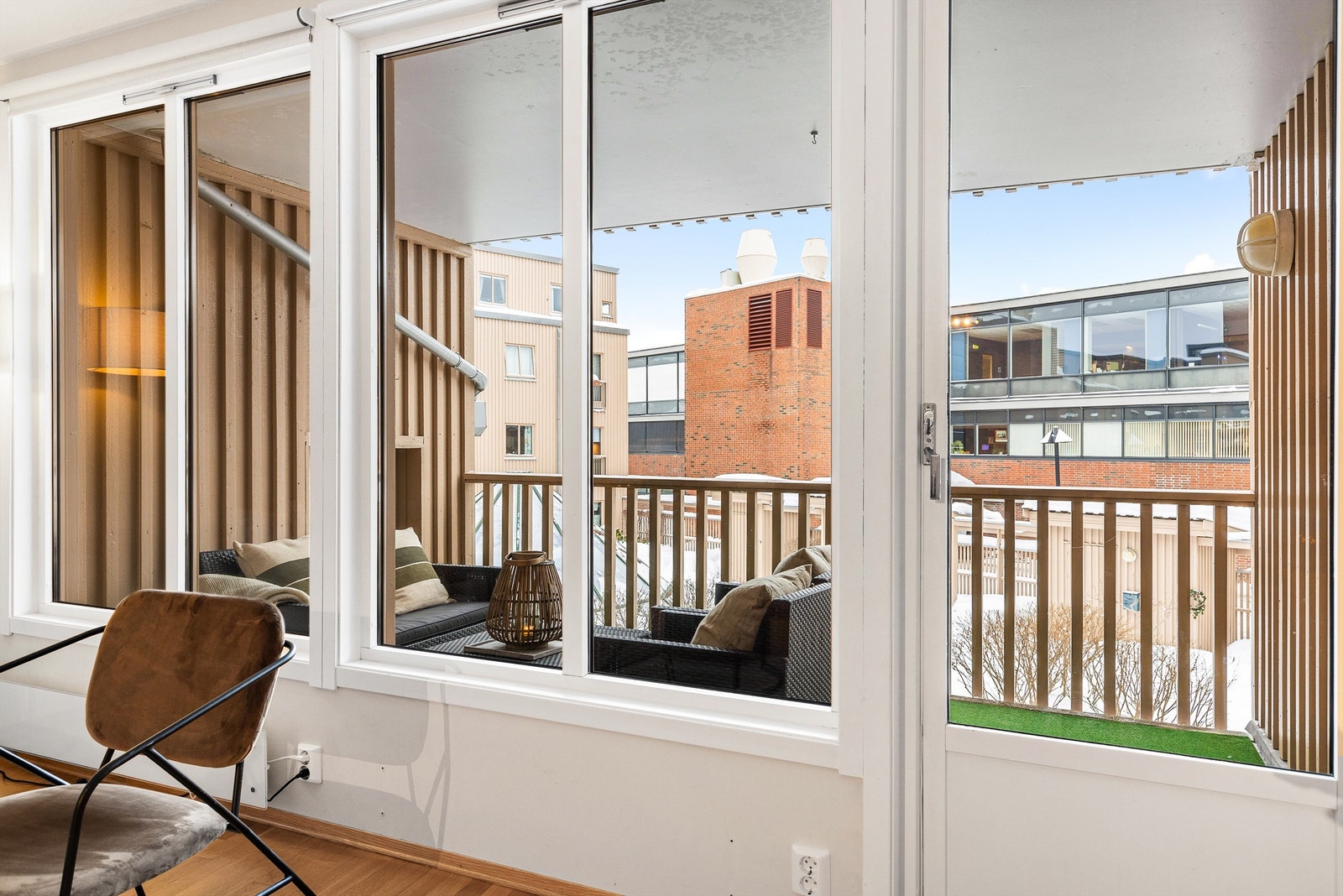 Den romslige balkongen som vender ut mot det beplantede, felles atriet er vestvendt, og får følgelig mest lys siste halvdel av dagen. Galleribilde