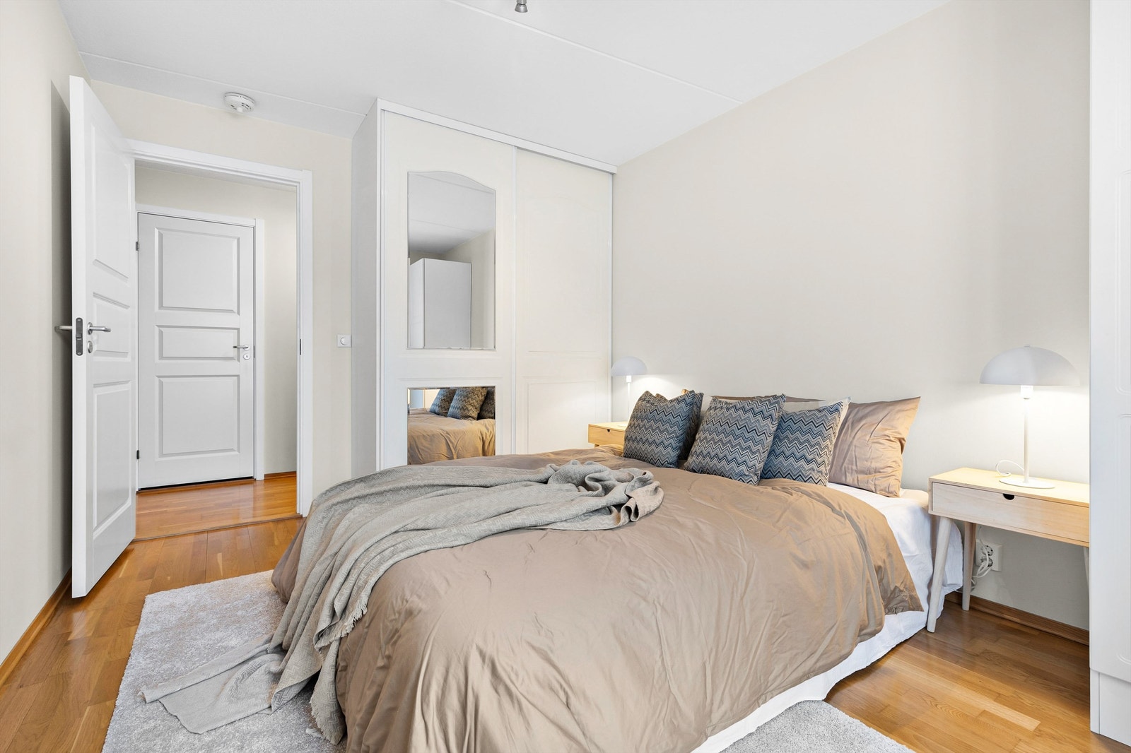 Det er gode oppbevaringsmuligheter i garderobeskap. Galleribilde