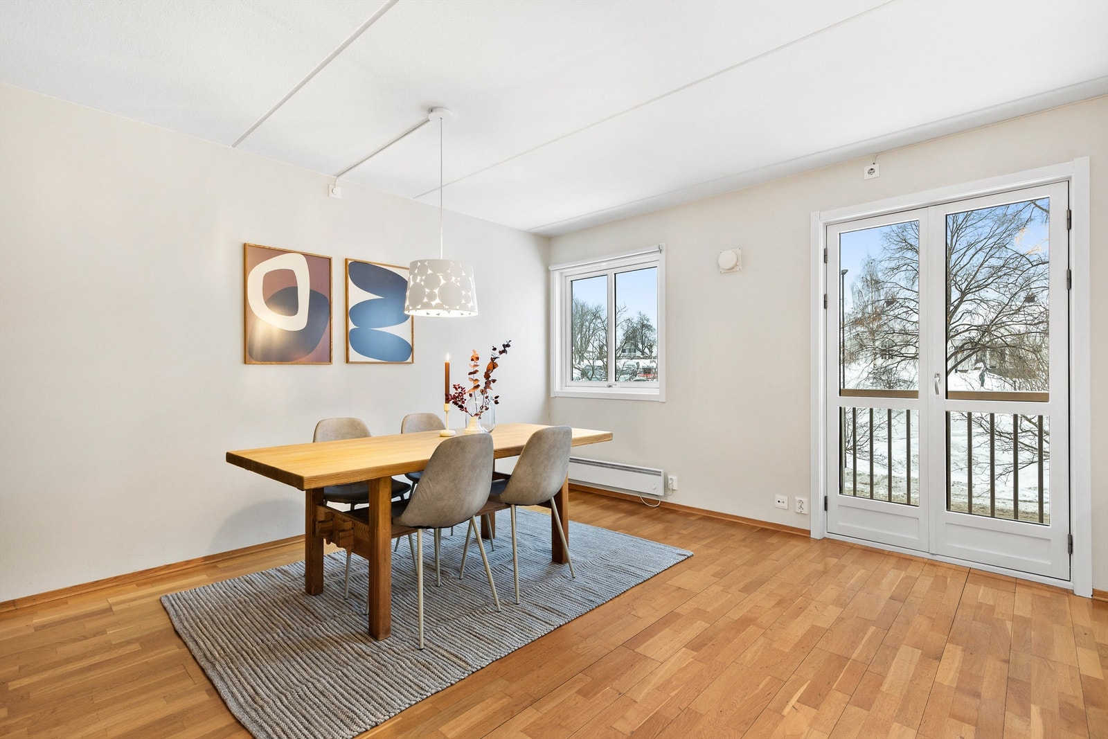 Midt i rommet har du plass til en spisebord. På kjøkkenet er det en fransk balkong med utsikt mot Venskaben. Galleribilde