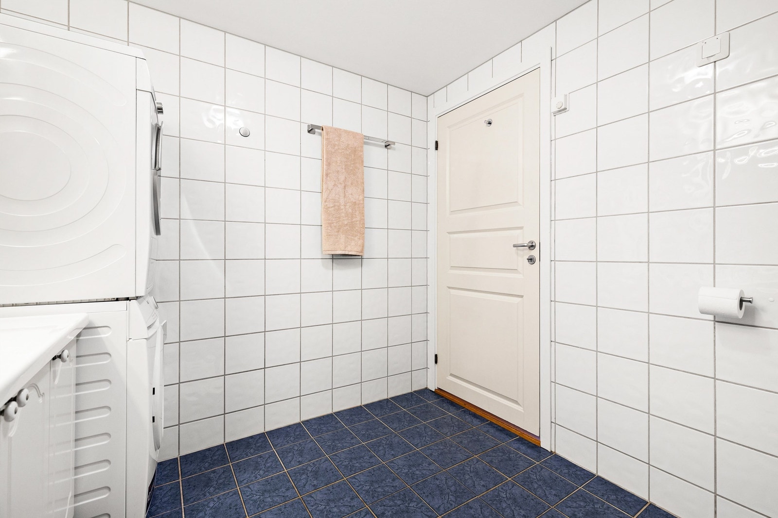 Badet har opplegg for vaskemaskin og tørketrommel. Galleribilde