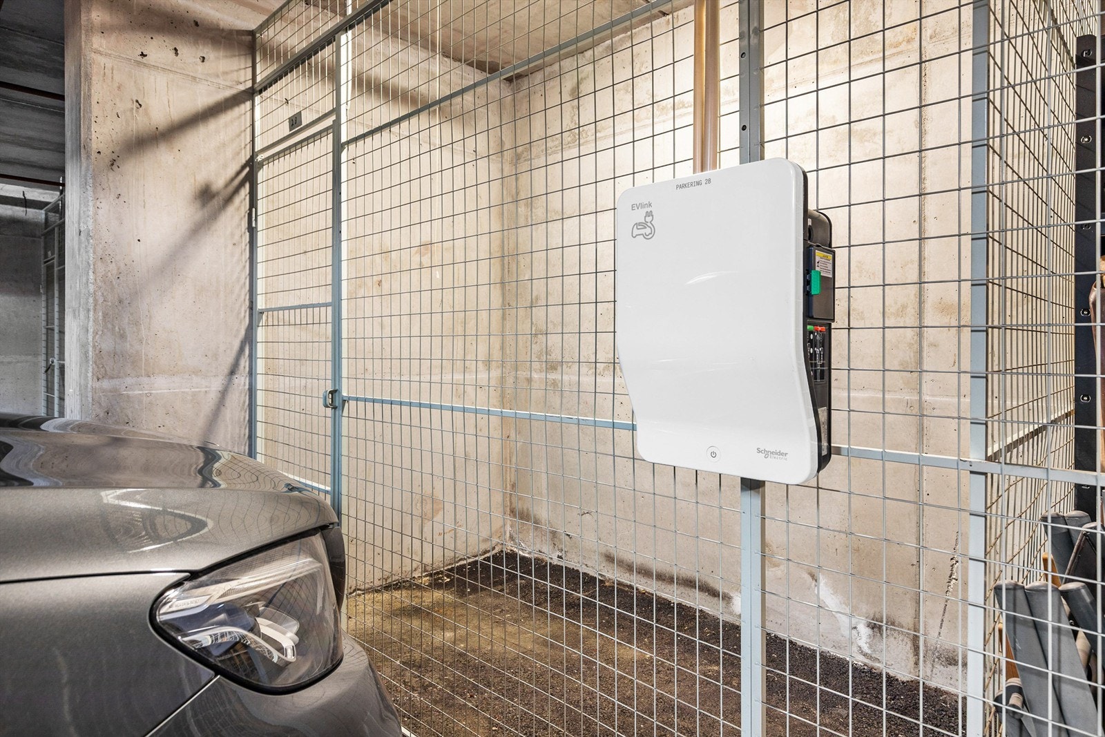 Det er montert ladestasjon for elbil ved garasjeplassen. Galleribilde