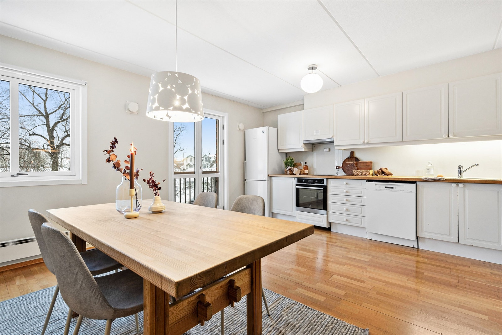 Gjennomgående 3-roms leilighet i 2. etasje med umiddelbar nærhet til Trekanten senter. Leiligheten befinner seg midt i hjertet av Asker sentrum. Galleribilde