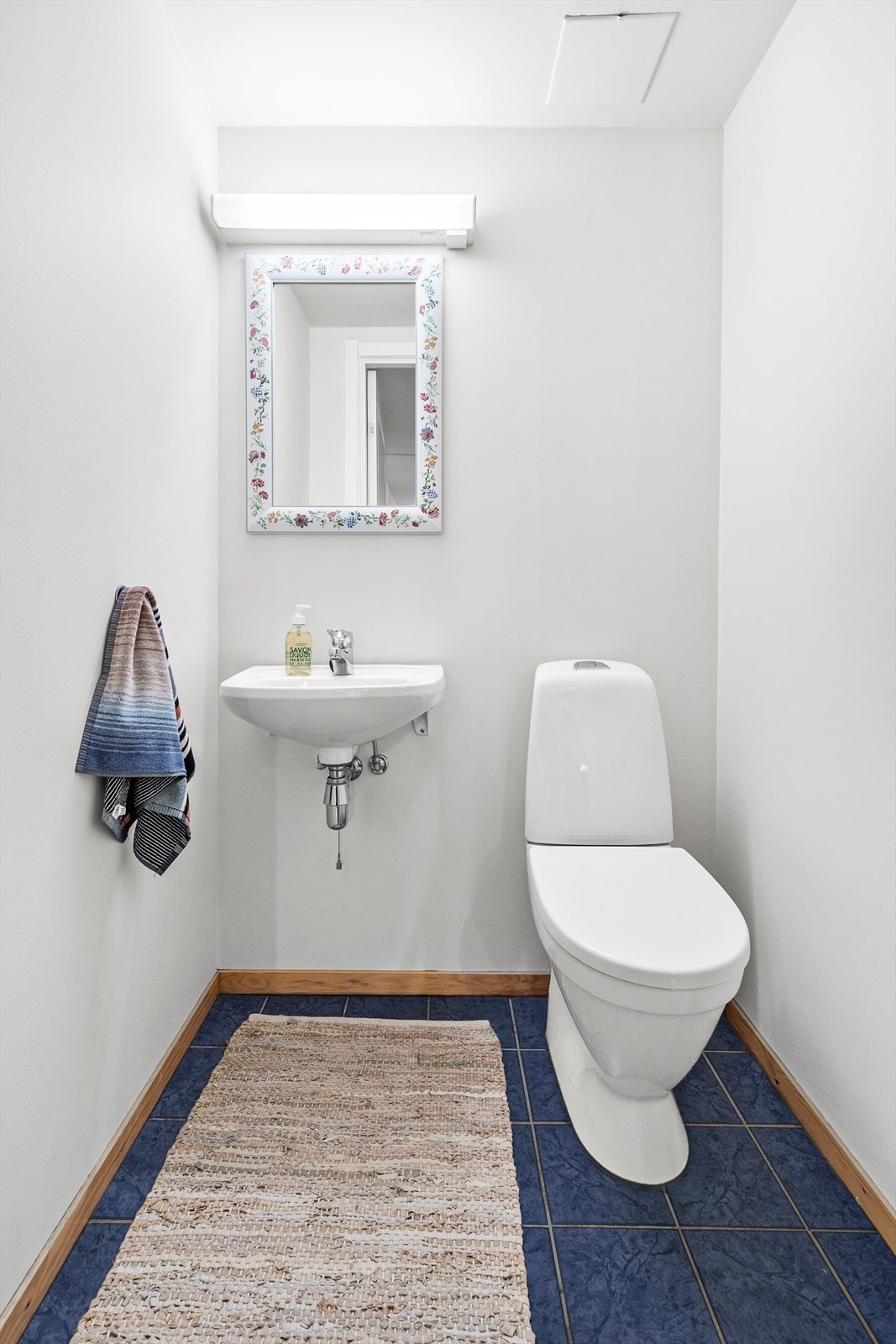 Separat toalettrom fra byggeår. Flislagt gulv med varme, malte vegger og malt himling. Galleribilde